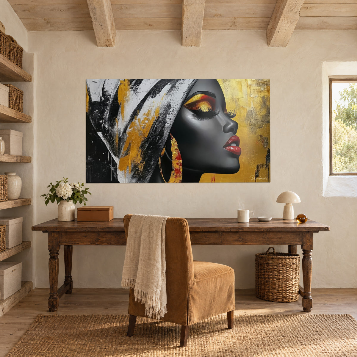 Cuadro silueta femenina abstracta, labios carmesí y fondo dorado resplandeciente, sobre un escritorio de madera antigua