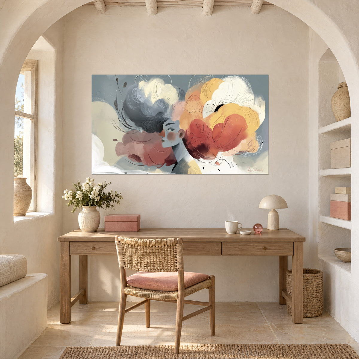 Tableau songe abstrait aux touches saumon, gris acier et orangé, accroché au-dessus d'un bureau en bois, chaise en rotin et fleurs blanches