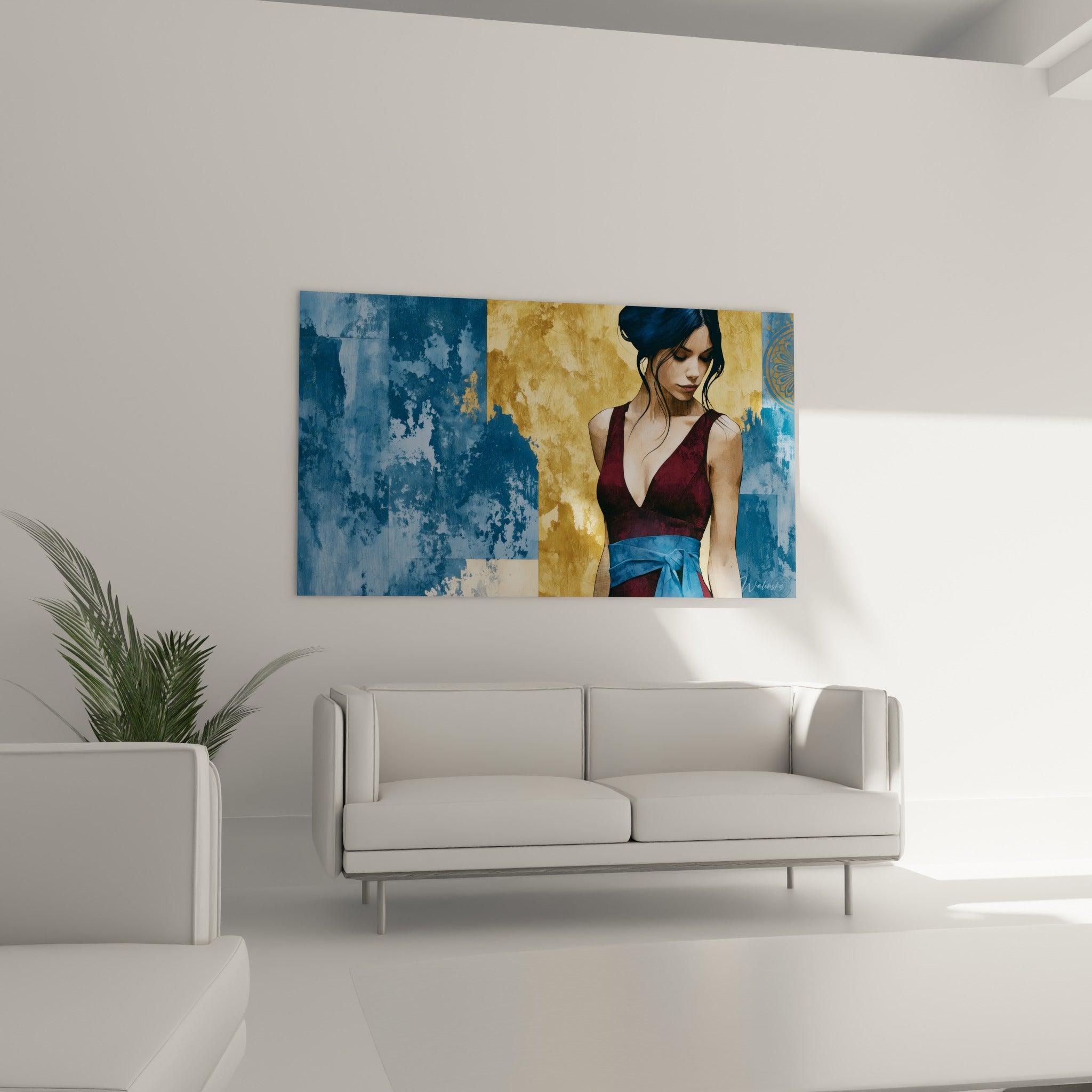 Portrait féminin bleu marine et ocre, ceinture nouée à la taille, tableau Visage abstrait au-dessus d'un canapé dans un salon lumineux