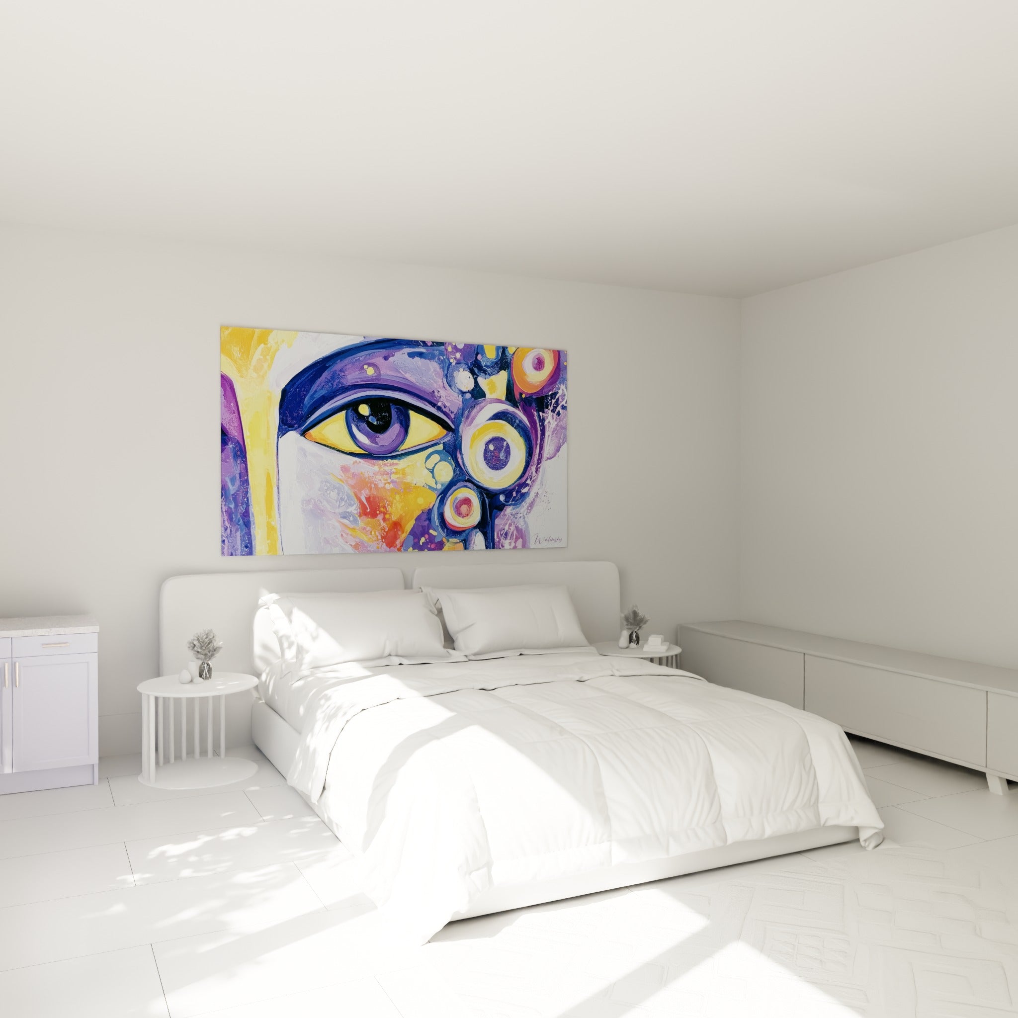 Œil peint violet et doré du visage abstrait accroché au-dessus d'un lit dans une chambre claire