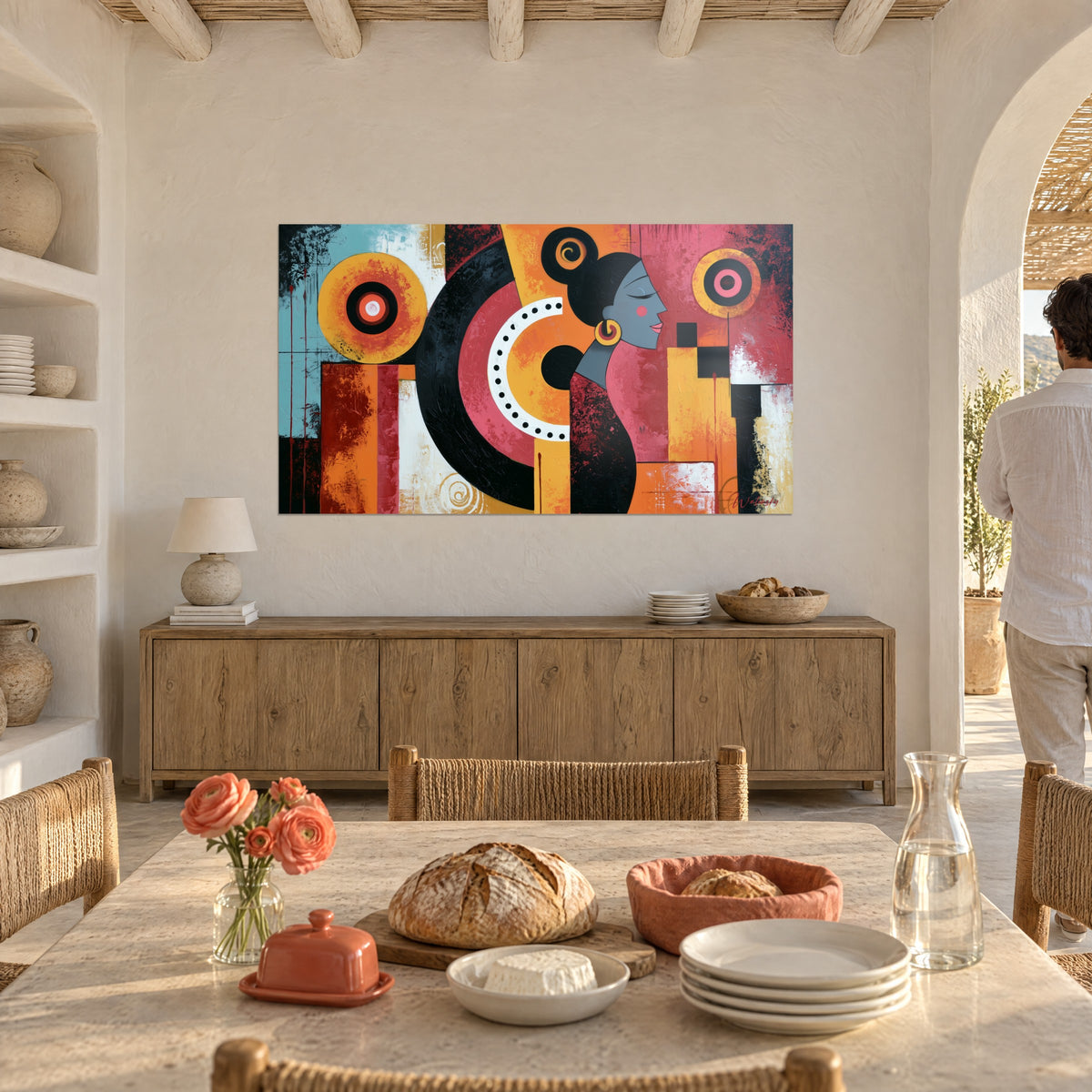 Quadro figura femminile con occhi chiusi tra dischi concentrici gialli e rossi, appeso sopra una credenza in legno, sala da pranzo vista di spalle
