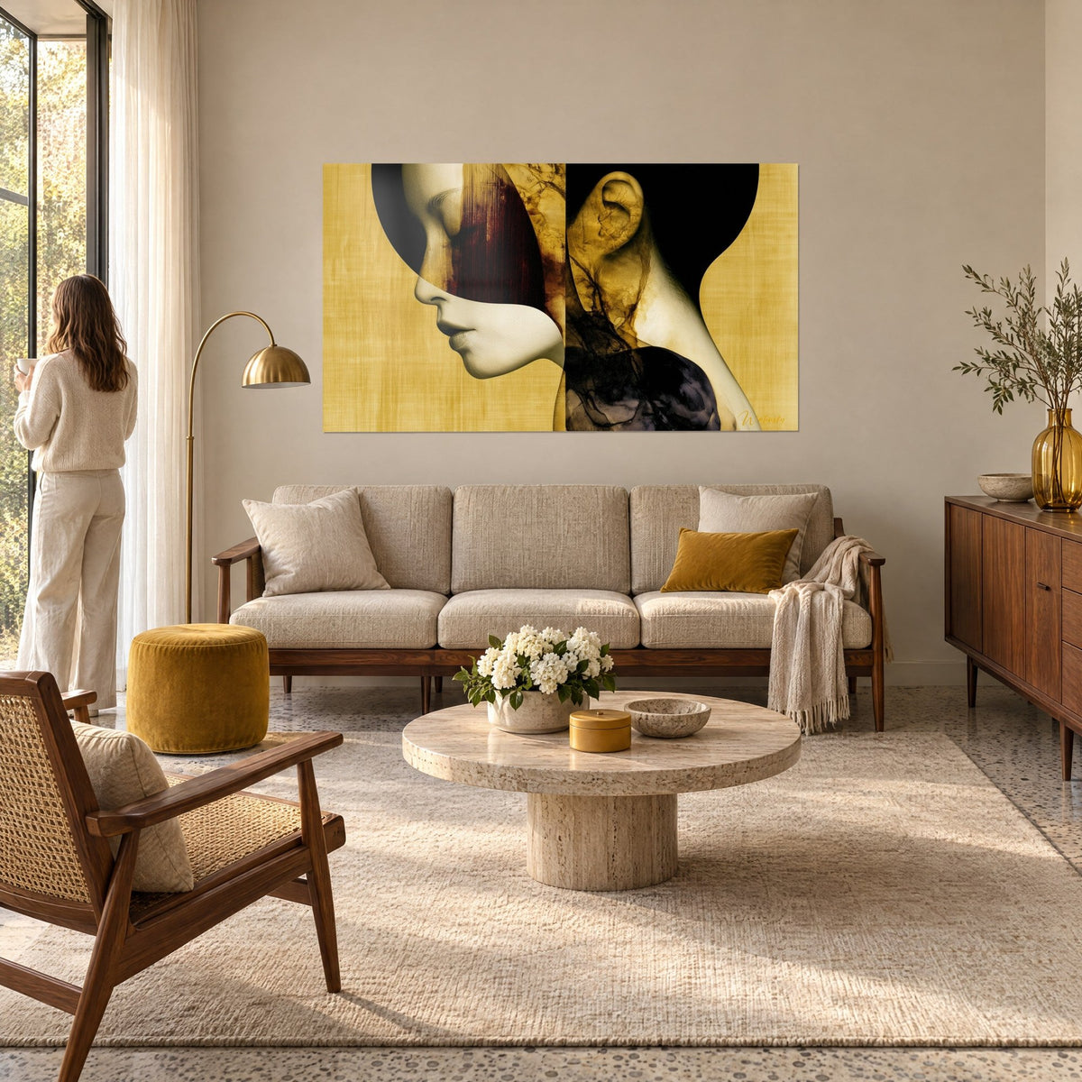 Gemälde weibliches Profil in Gold, zweigeteilt, bordeauxrote und schwarze Flächen, Frau von hinten über einem Sofa in einem hellen Wohnzimmer