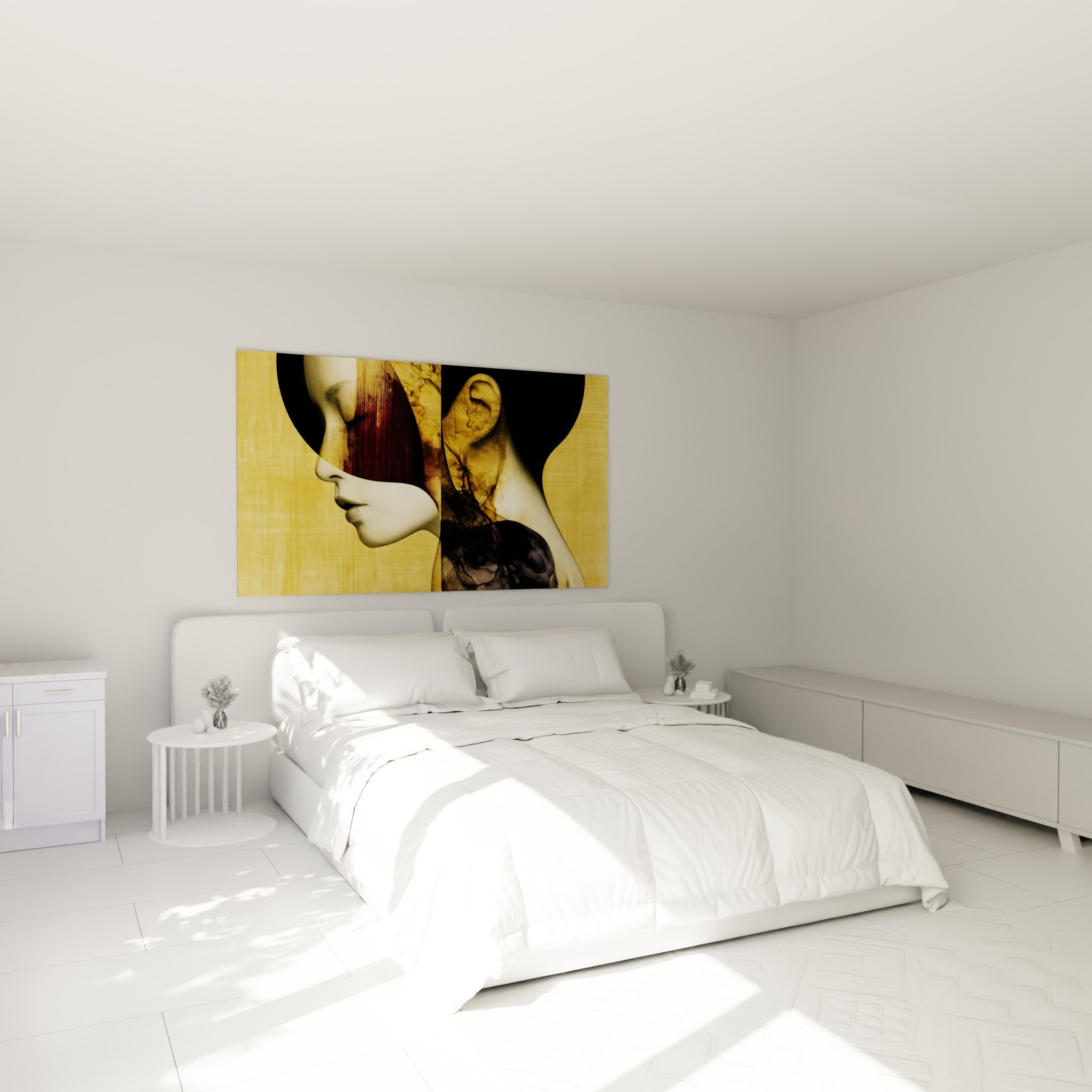 Visage abstrait aux tons dorés et bordeaux accroché au-dessus d'un lit dans une chambre claire