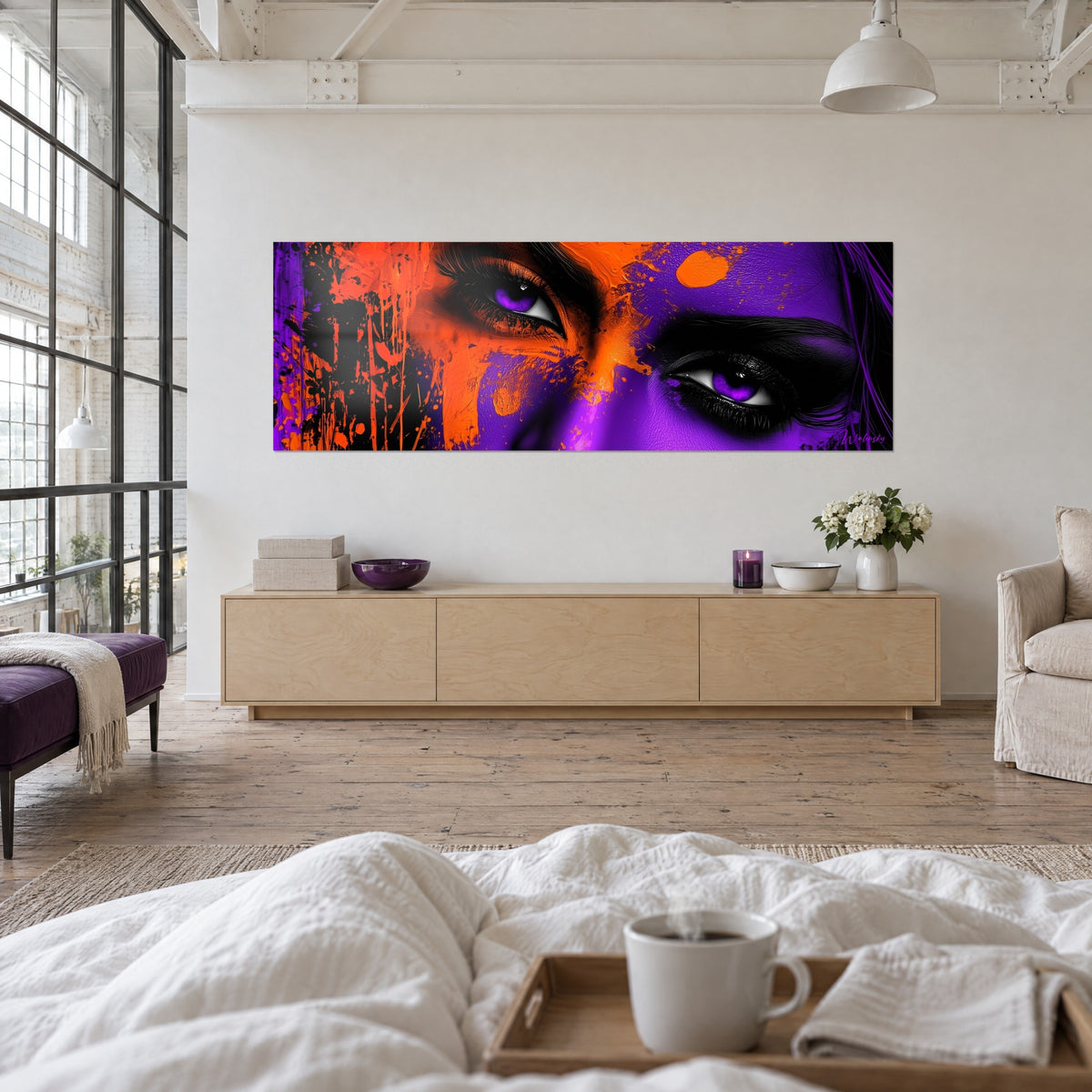 Tableau yeux perçants violet et orange, coulures noires sur la gauche, couple de dos, au-dessus d'un lit dans une chambre claire