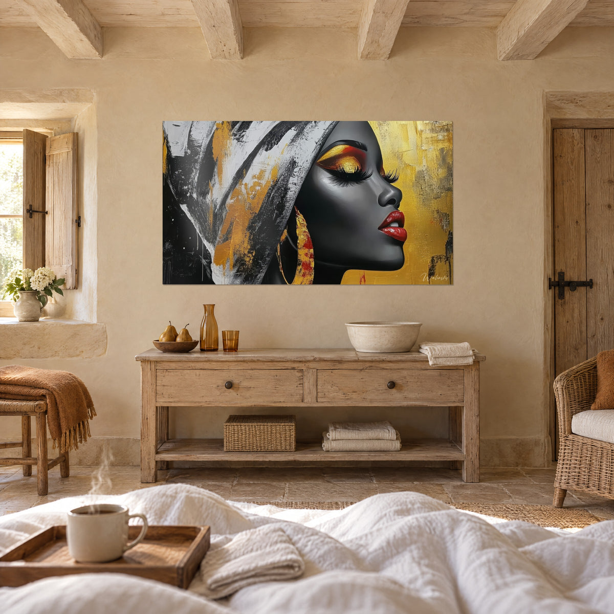Cuadro belleza negra de pestañas largas, turbante gris y pinceladas doradas, sobre una cama en un dormitorio luminoso