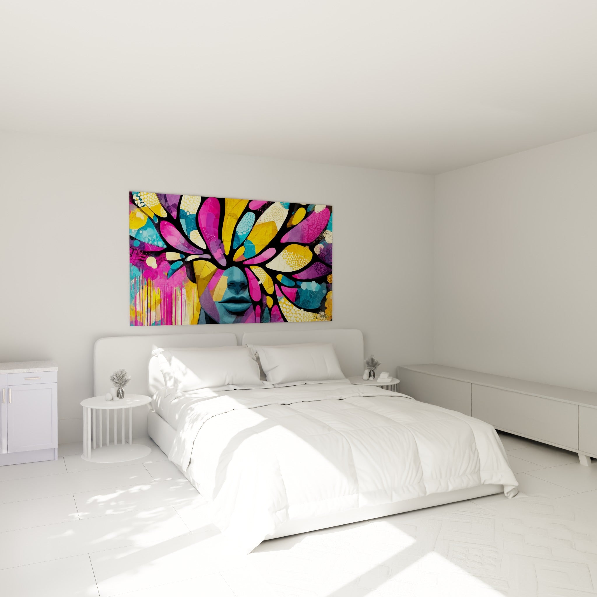 Pétales fuchsia et jaune moutarde entourant un visage bleu, accrochés au-dessus d'un lit dans une chambre claire