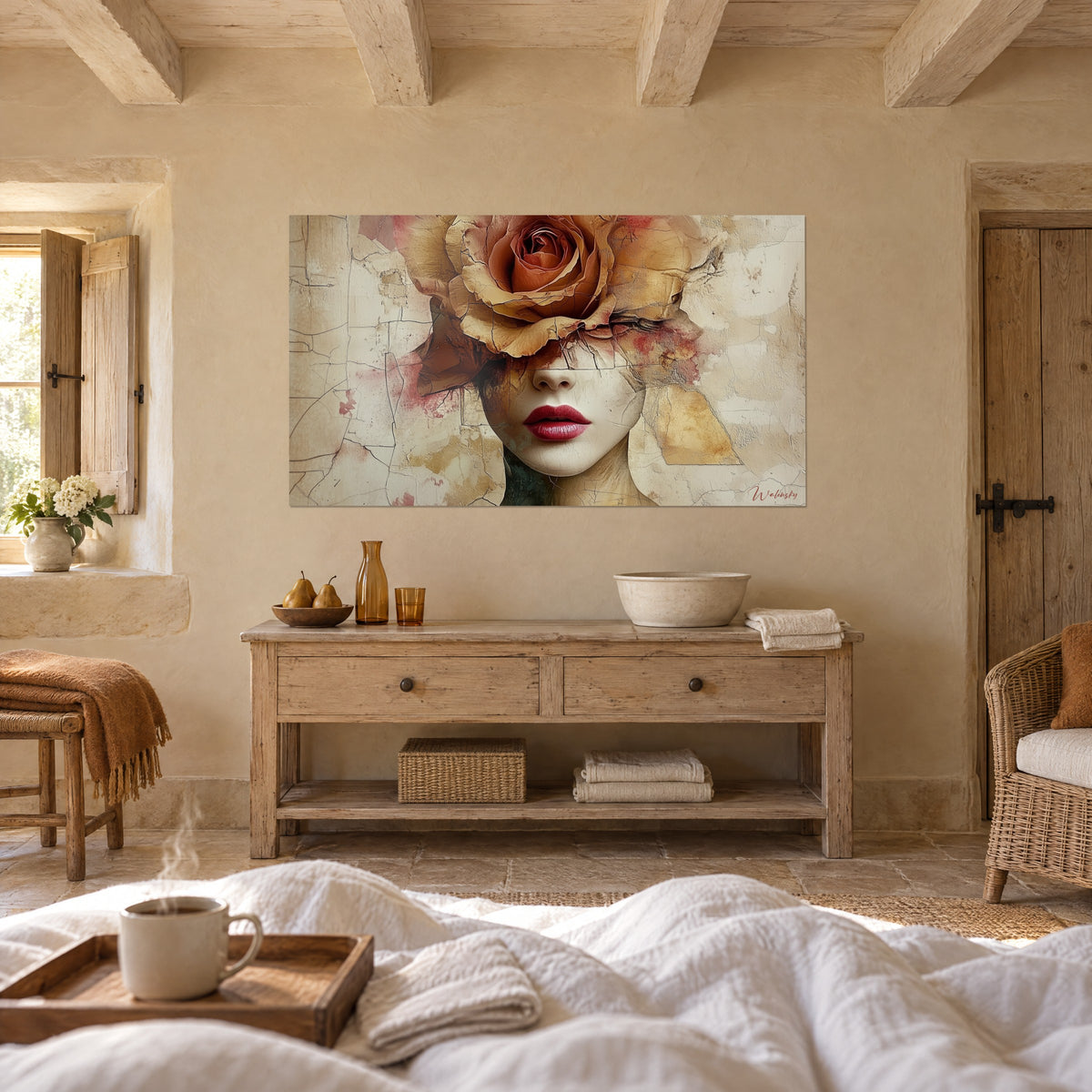 Cuadro de mujer con una flor abstracta ocre y naranja, labios rojos, fondos agrietados marfil, encima de una cama en un dormitorio luminoso