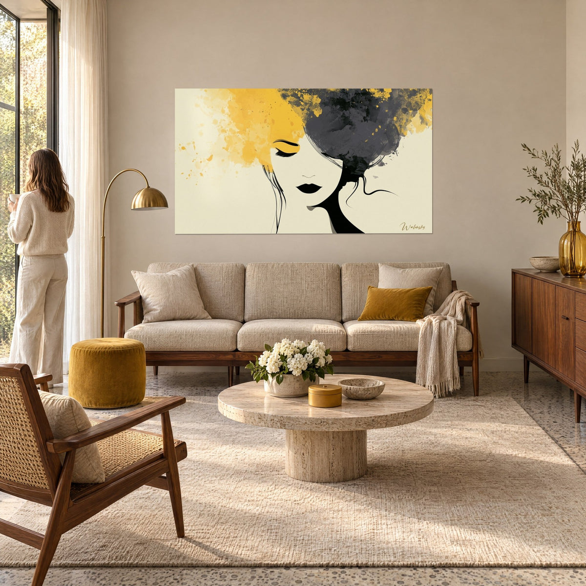 Cuadro retrato femenino con los párpados cerrados, nube amarillo mostaza y moño negro suelto, una mujer de espaldas, encima de un sofá en un salón luminoso