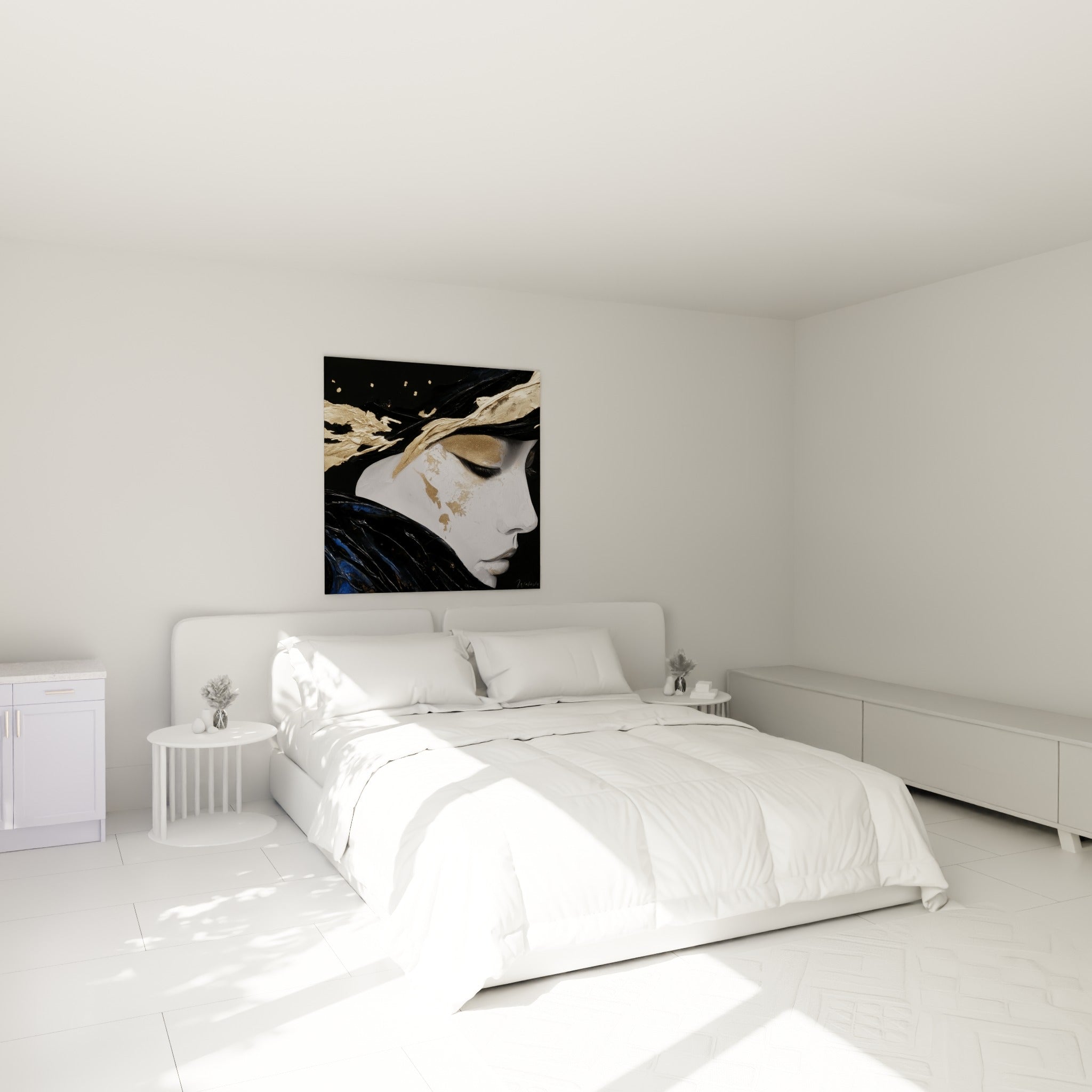 Profil doré et noir d'un visage abstrait au-dessus d'un lit dans une chambre claire