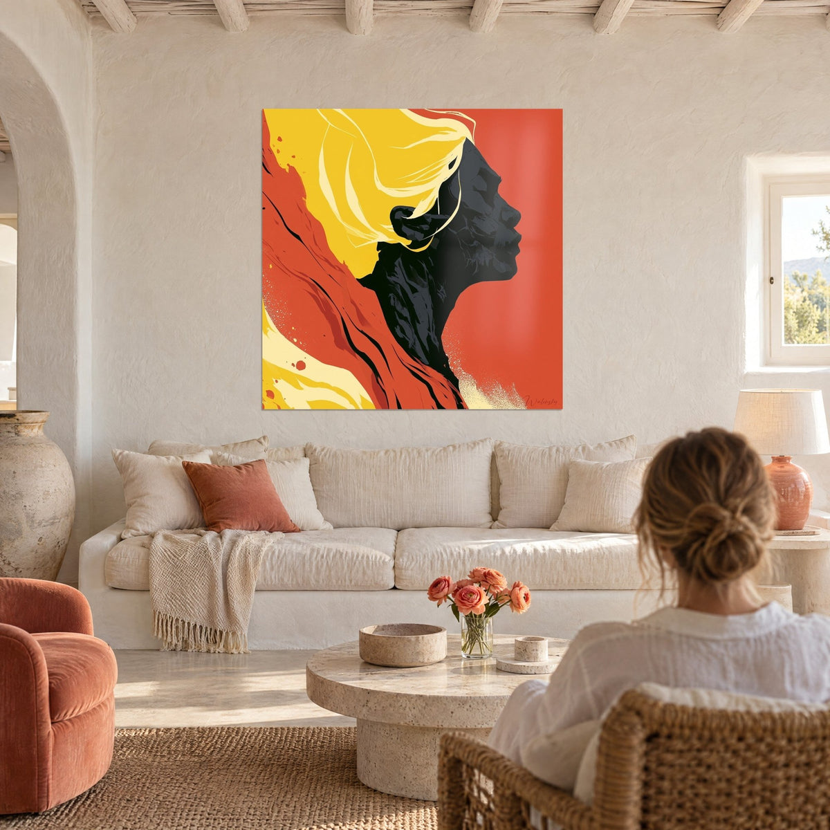 Quadro profilo femminile nero di fronte, capelli giallo sole su fondo rosso corallo, sopra un divano in un soggiorno luminoso