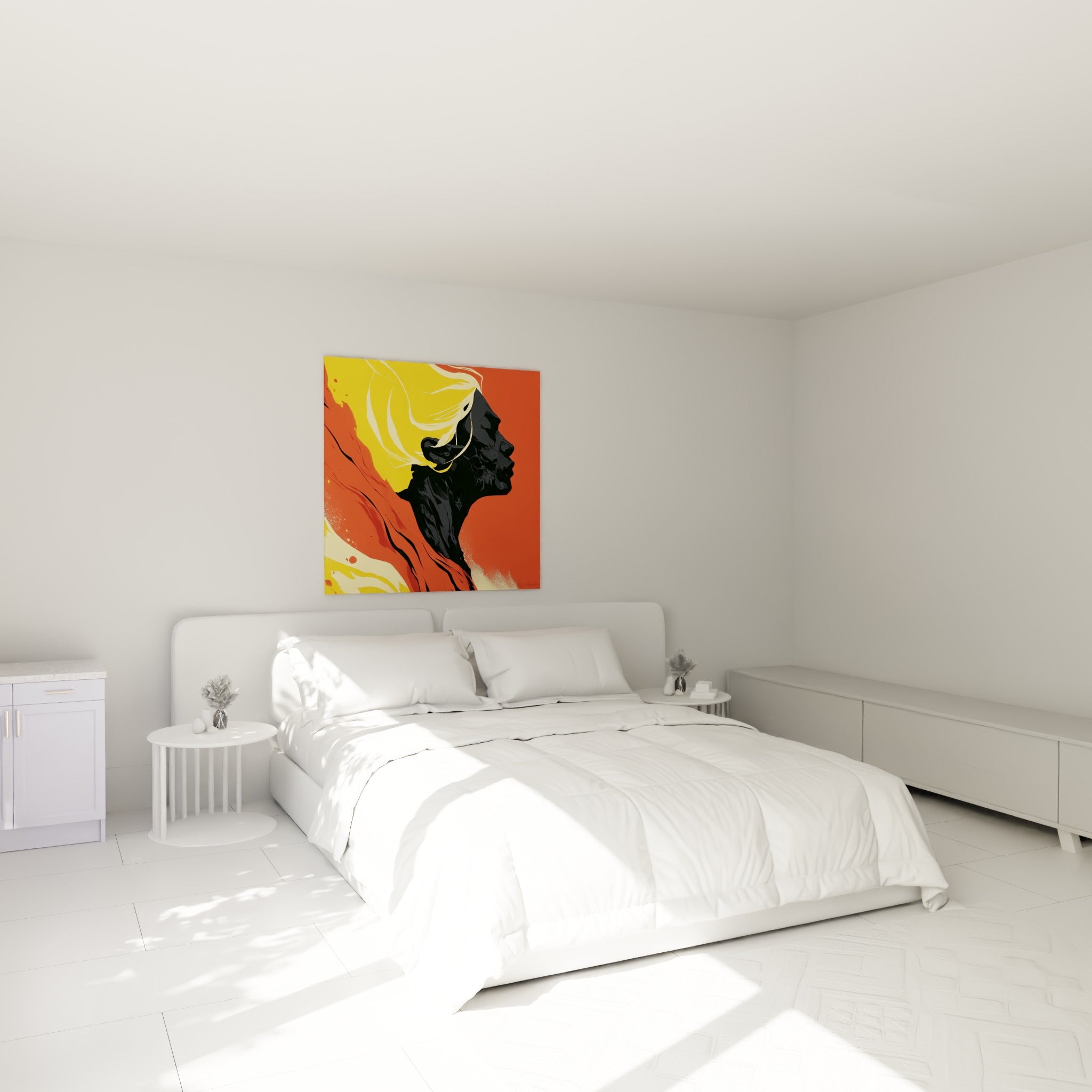 Silhouette noire du visage abstrait aux mèches jaune doré, accrochée au-dessus d'un lit dans une chambre claire