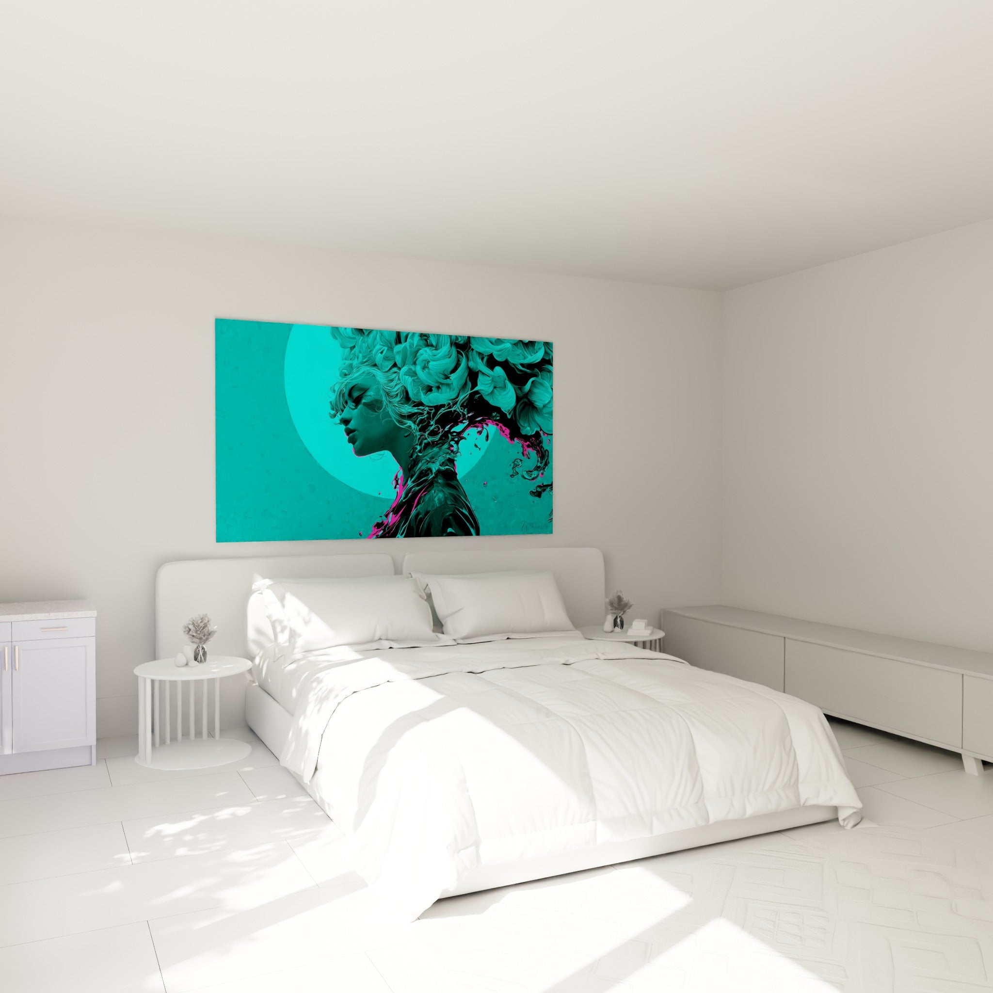 Chevelure fluide turquoise et noire du tableau visage abstrait, accrochée au-dessus d'un lit dans une chambre claire