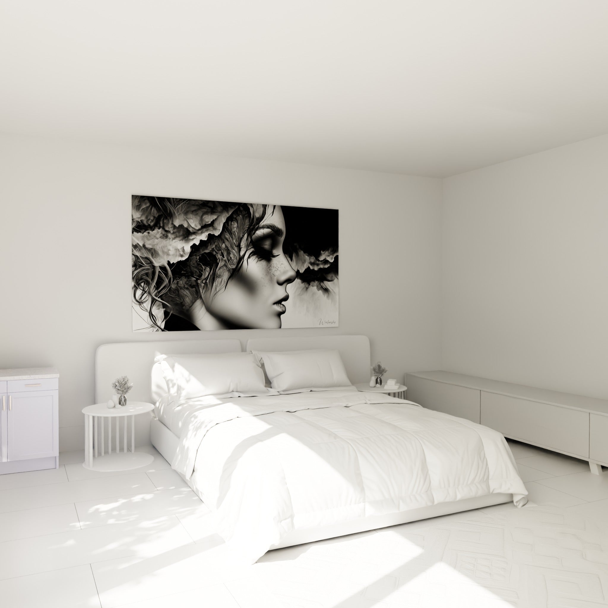 Profil féminin noir et blanc aux volutes fumées, accroché au-dessus d'un lit dans une chambre claire