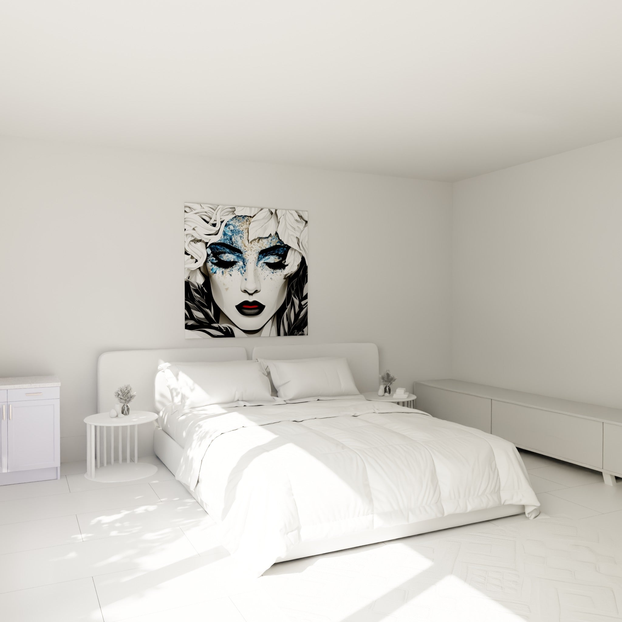 Portrait au bleu marine et doré éclaté, cheveux blancs ondulés, au-dessus d'un lit dans une chambre claire