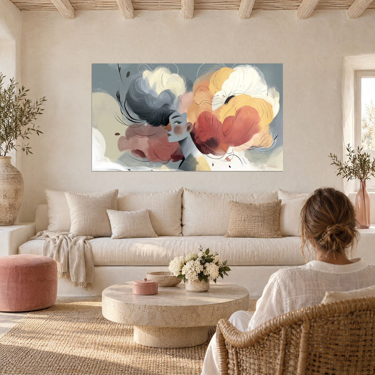 Tableau profil bleuté coiffé de volutes jaune safran et rouge terracotta, femme de dos, au-dessus d'un canapé dans un salon lumineux