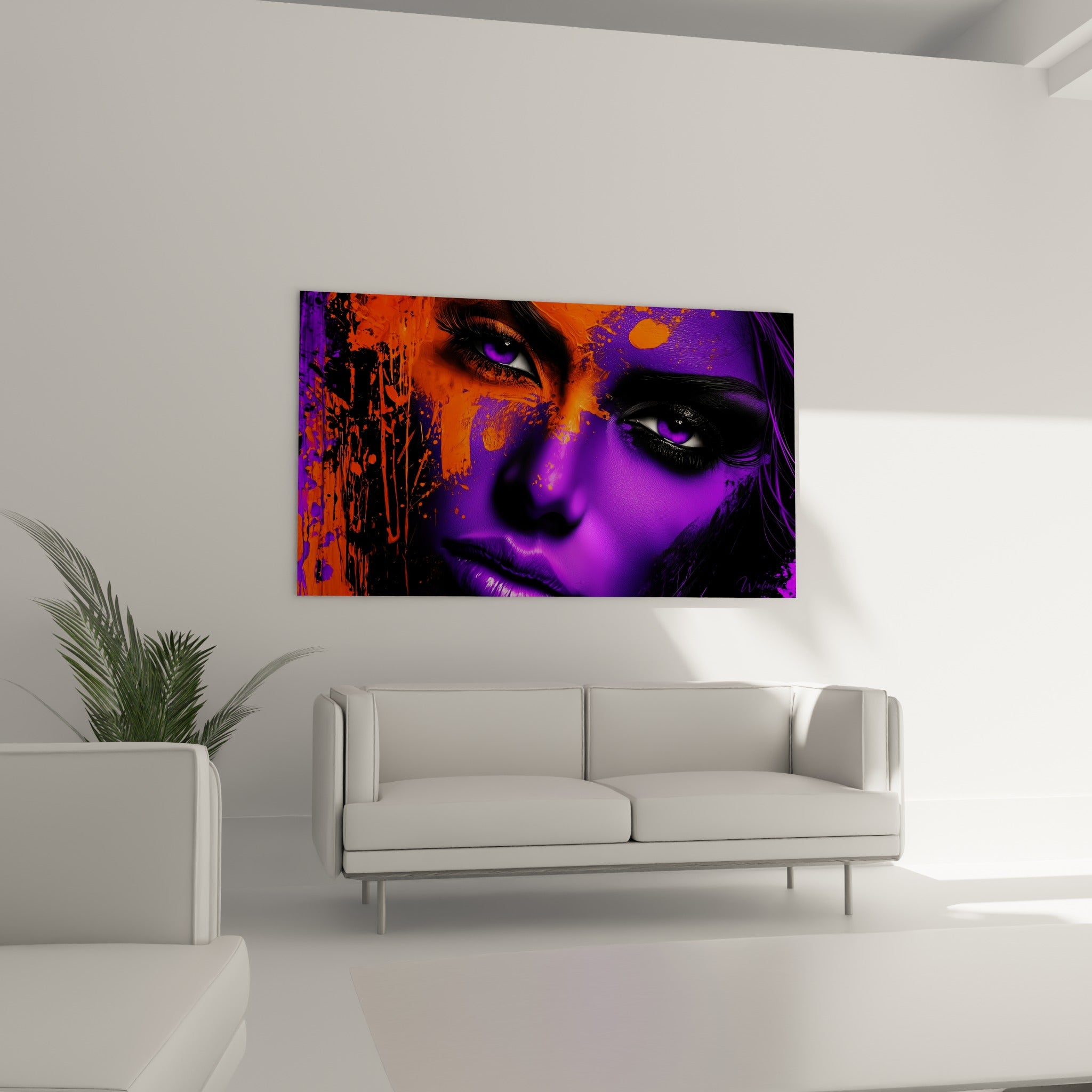 Visage fractionné entre violet sombre et orange éclaboussé, suspendu au-dessus d'un canapé dans un salon lumineux
