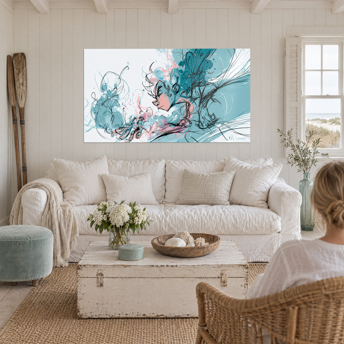 Tableau profil féminin esquissé en turquoise et rose, boucles d'encre noire, au-dessus d'un canapé dans un salon lumineux