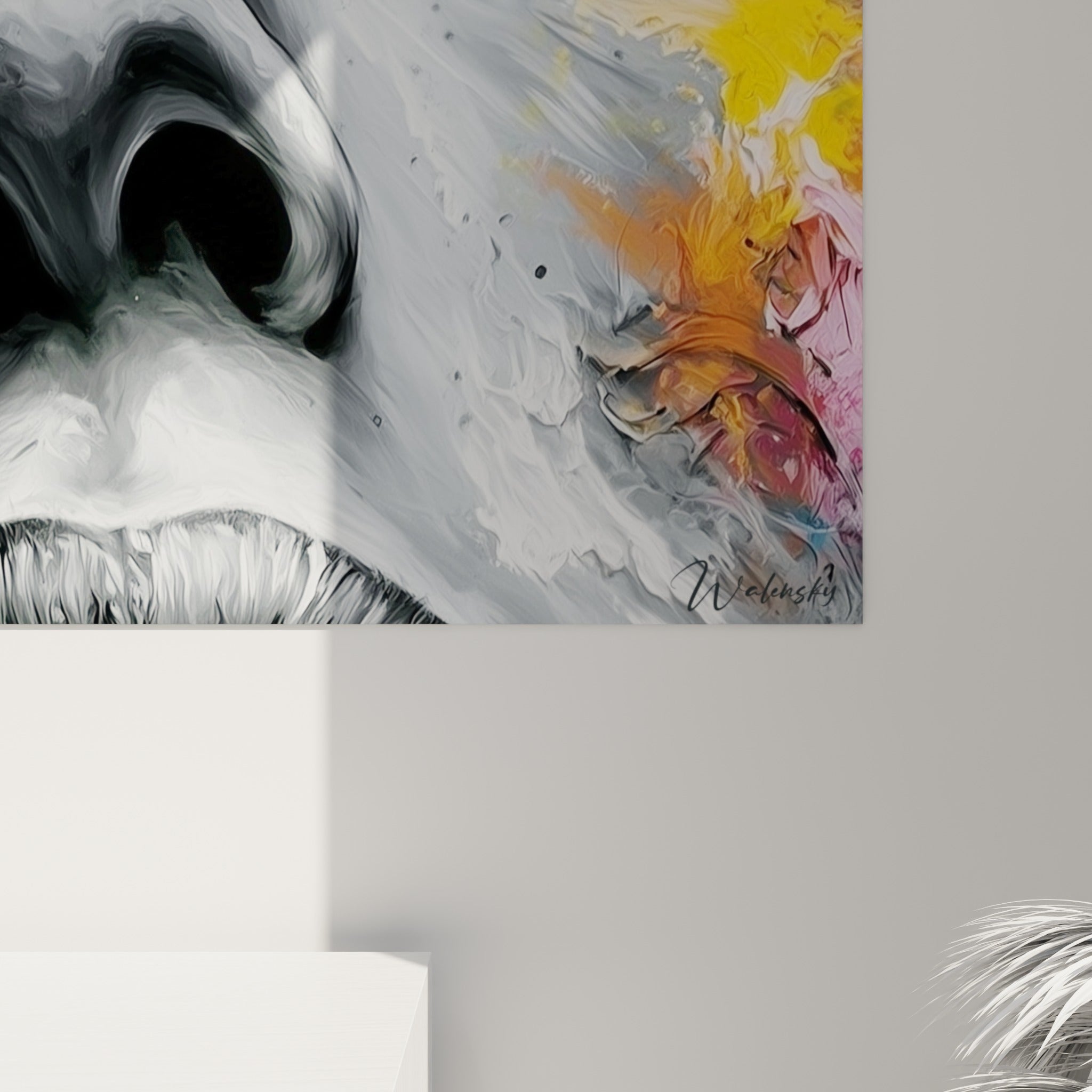Éclaboussures de peinture bleu turquoise et rose se mêlant aux coulures noires sur la toile texturée du visage abstrait