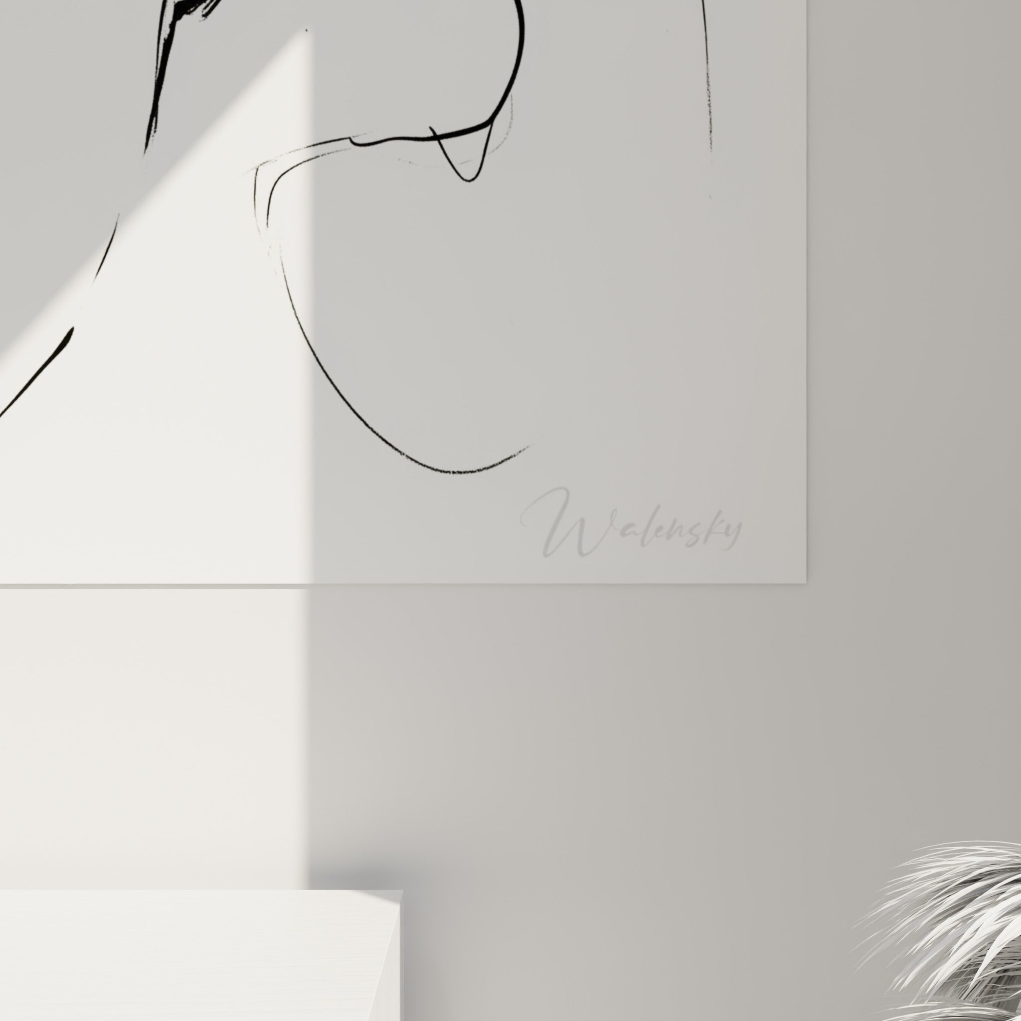 Coulures d'encre noire et grise se mêlant au trait fin du visage, grain du papier et empâtements visibles