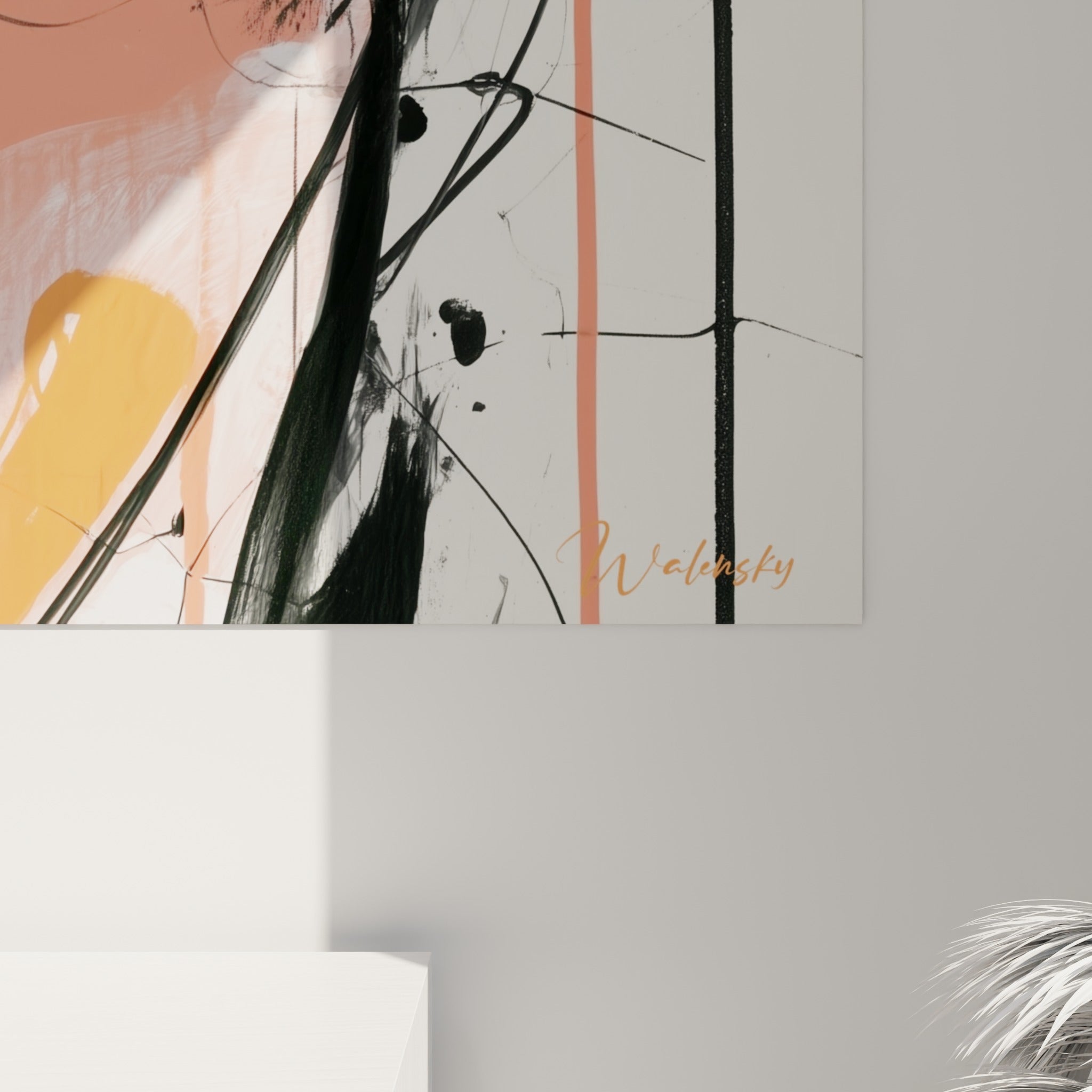 Coulures noires et empâtements corail visibles sur la toile du visage abstrait, grain et matière rapprochés