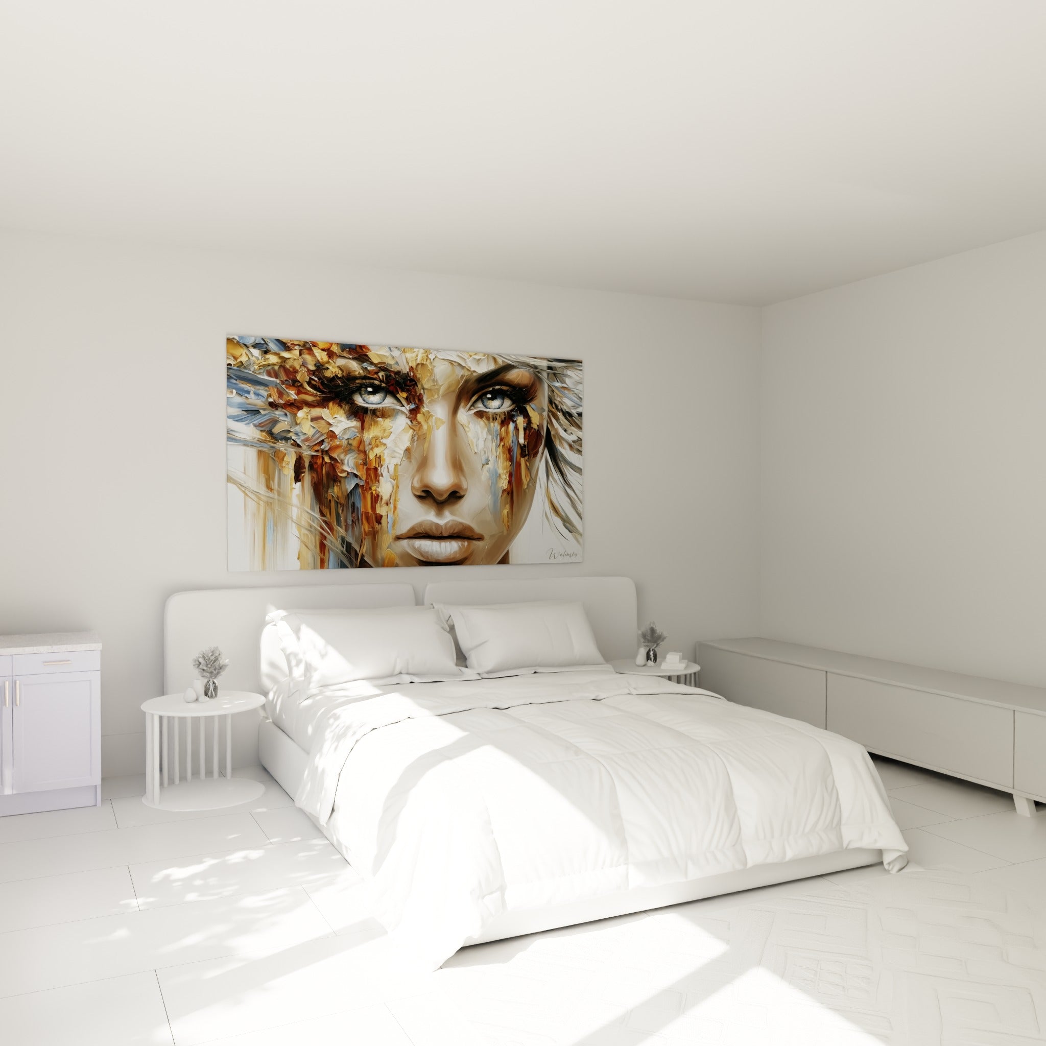 Regard bleu et matière dorée du visage abstrait au-dessus d'un lit dans une chambre claire