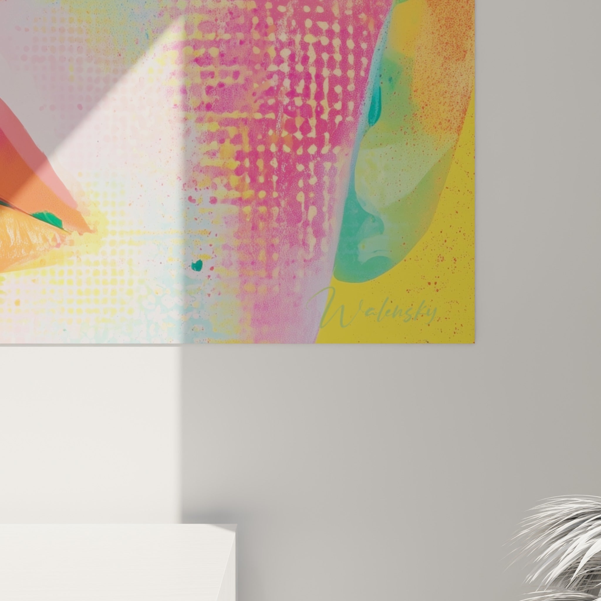 Empâtements colorés en gros plan, coulures jaunes et vertes se mêlant au rose vif sur la toile accrochée