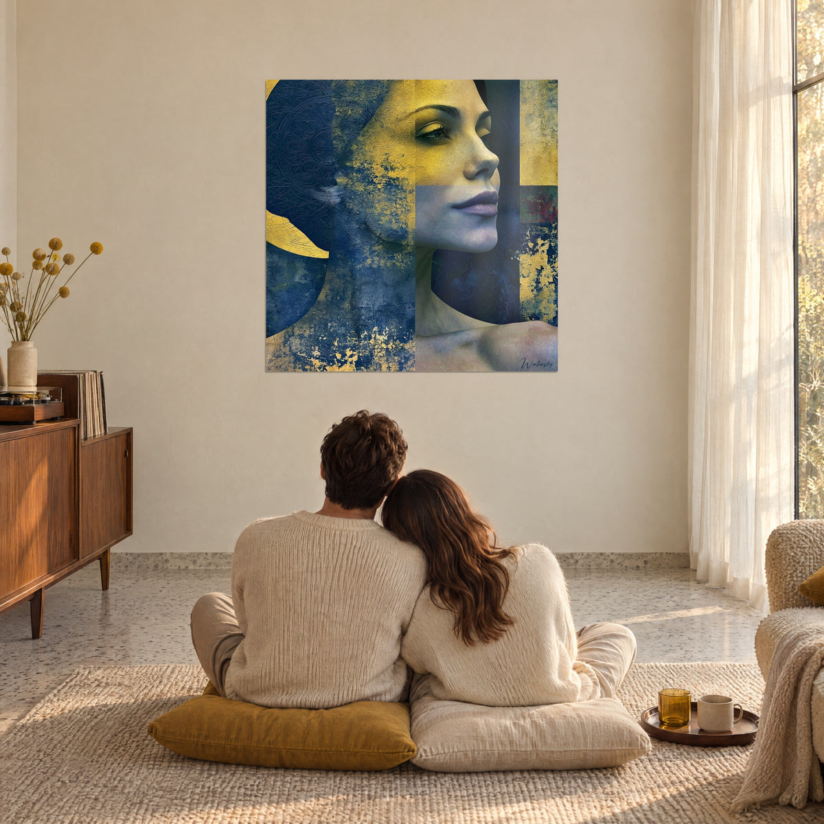 Tableau égérie mosaïque bleu marine et or, regard tourné vers la droite, face à un couple assis sur des coussins moutarde