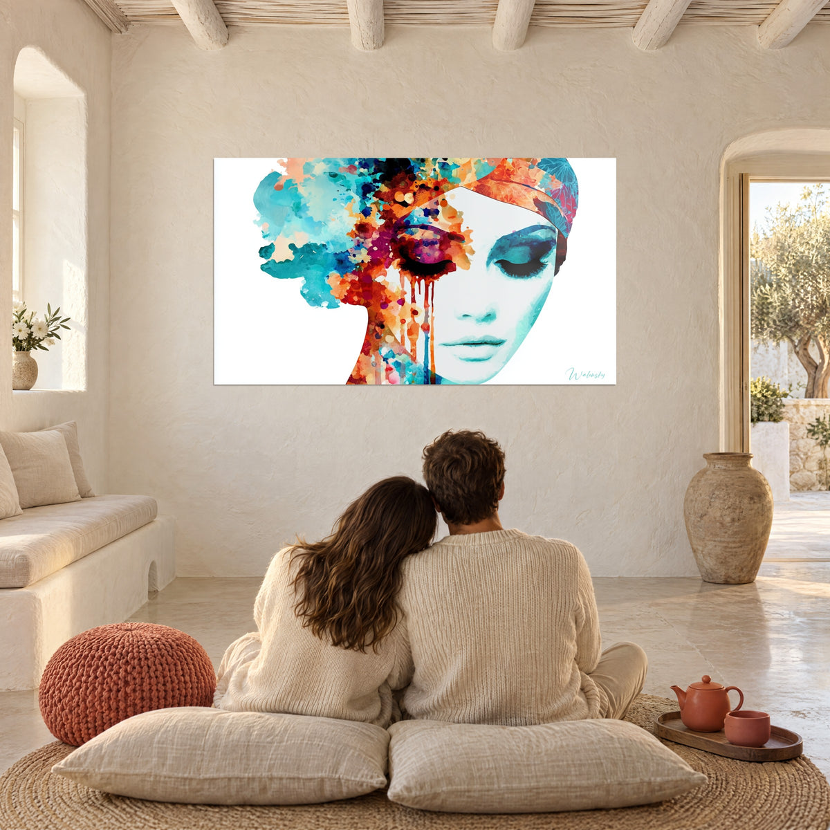 Gemälde aquarellierte Muse mit geblümtem Turban, lagunenblaues Haar und gebranntes Orange, gegenüber einem Paar von hinten auf Kissen sitzend
