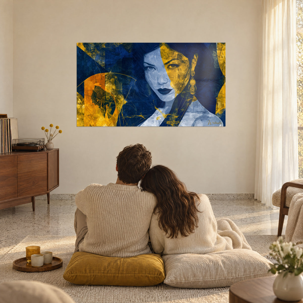 Schilderij katachtige blik in diep blauw en goudocker, zwarte lok over het oog, koppel van achteren op de vloer gezeten, lichte woonkamer
