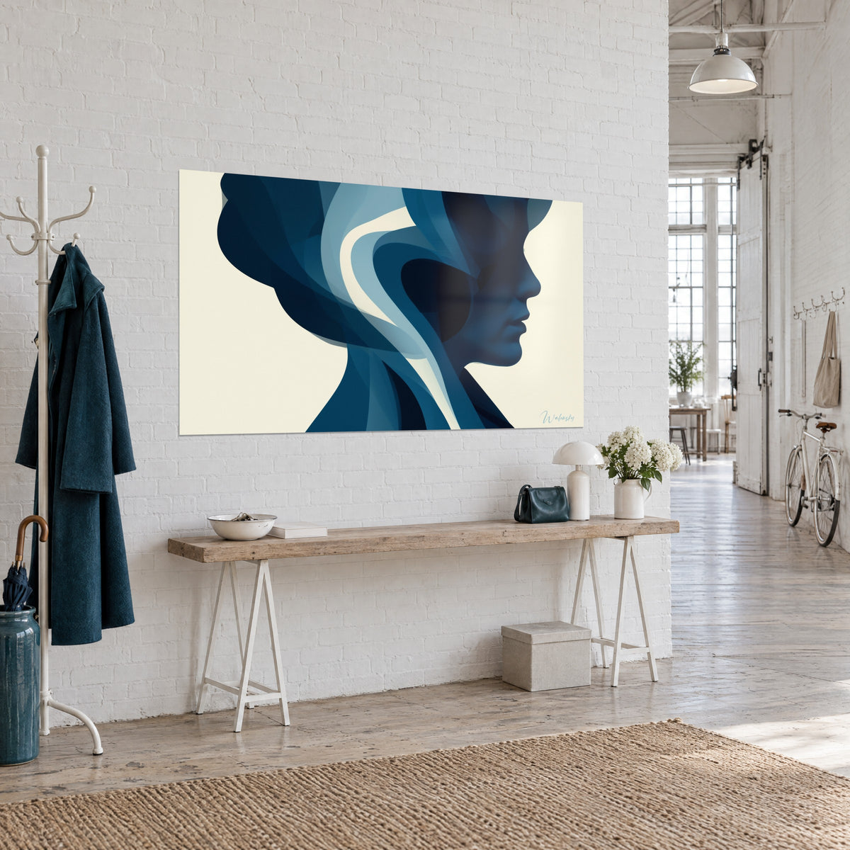 Tableau silhouette de femme de profil, mèche crème sinueuse sur fond bleu nuit, sur un mur blanc près d'une console