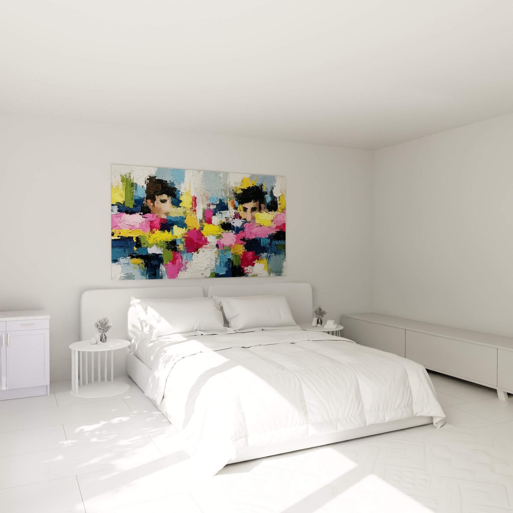 Silhouettes esquissées du Visage abstrait, touches roses et jaunes, accrochées au-dessus d'un lit dans une chambre claire