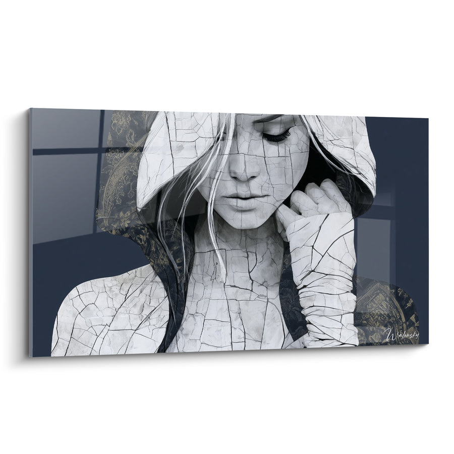 Tableau Femme encapuchonnée bleu marine et blanc craquelé - Fragilité silencieuse - Edition Visage abstrait