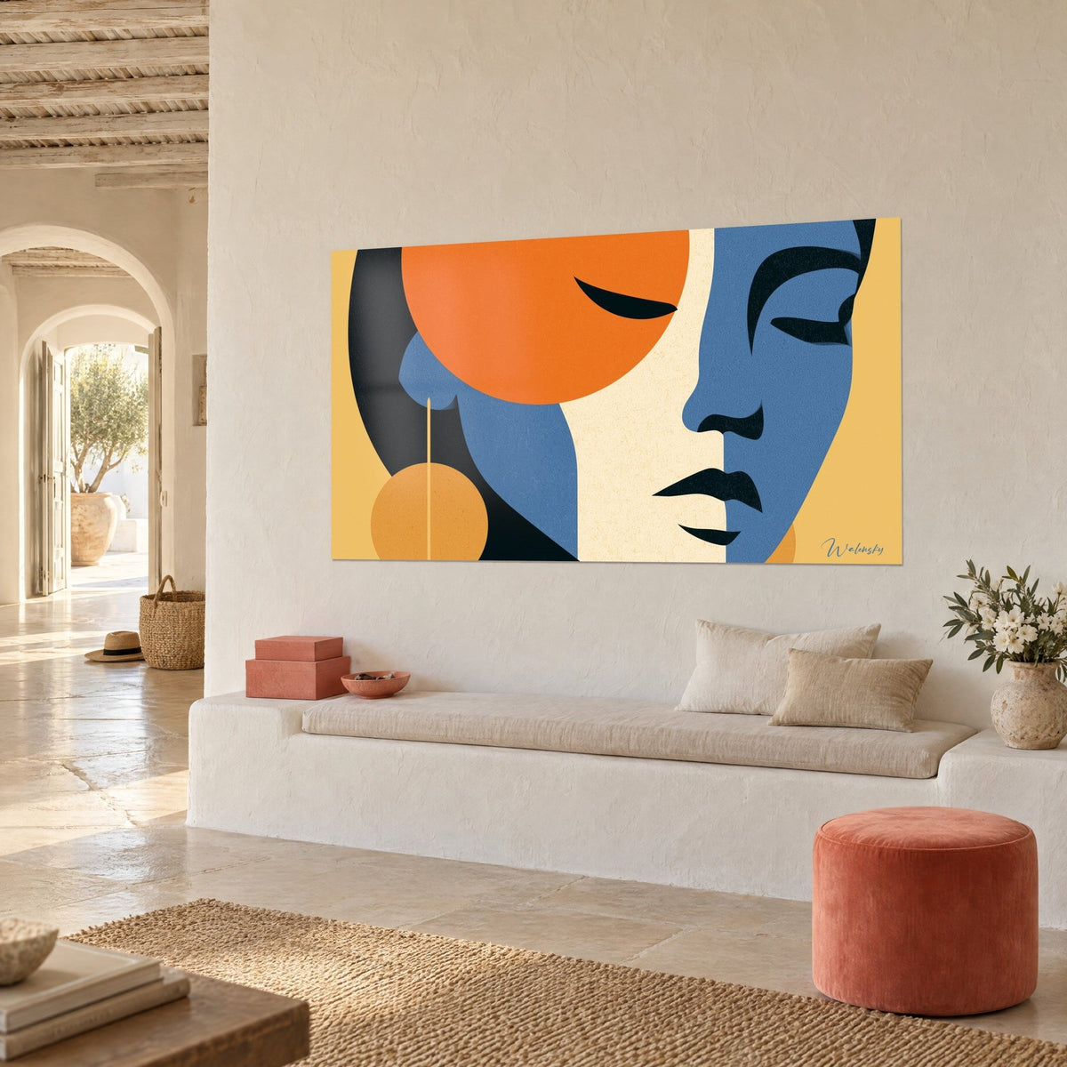 Quadro ritratto stilizzato dalle tinte piatte blu ardesia e crema, grande disco arancione, panca bianca e pouf terracotta