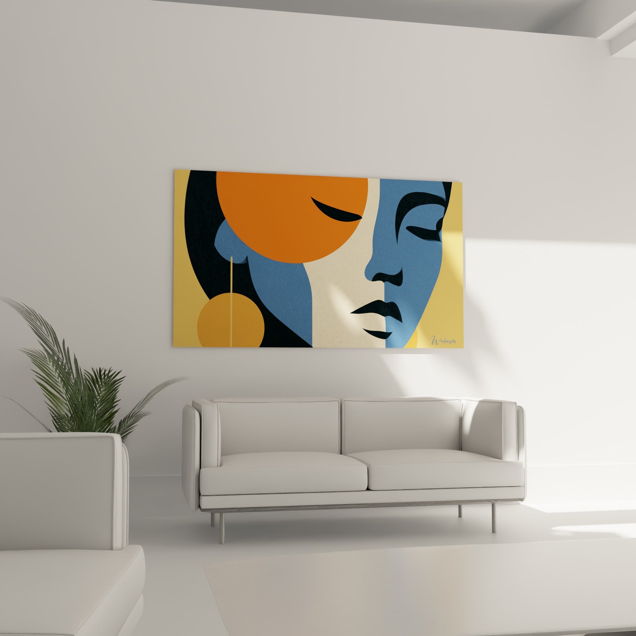 Visage abstrait aux tons crème et bleu marine au-dessus d'un canapé dans un salon lumineux