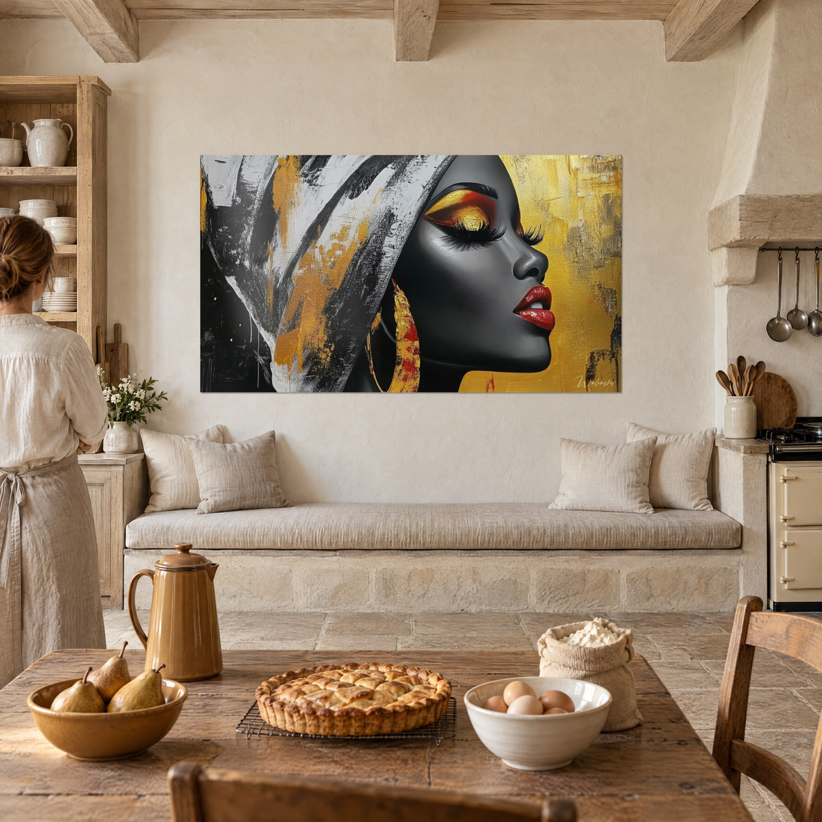 Cuadro mujer con turbante a rayas blancas y negras, sombra de ojos dorada y roja, pared de piedra de una cocina rústica