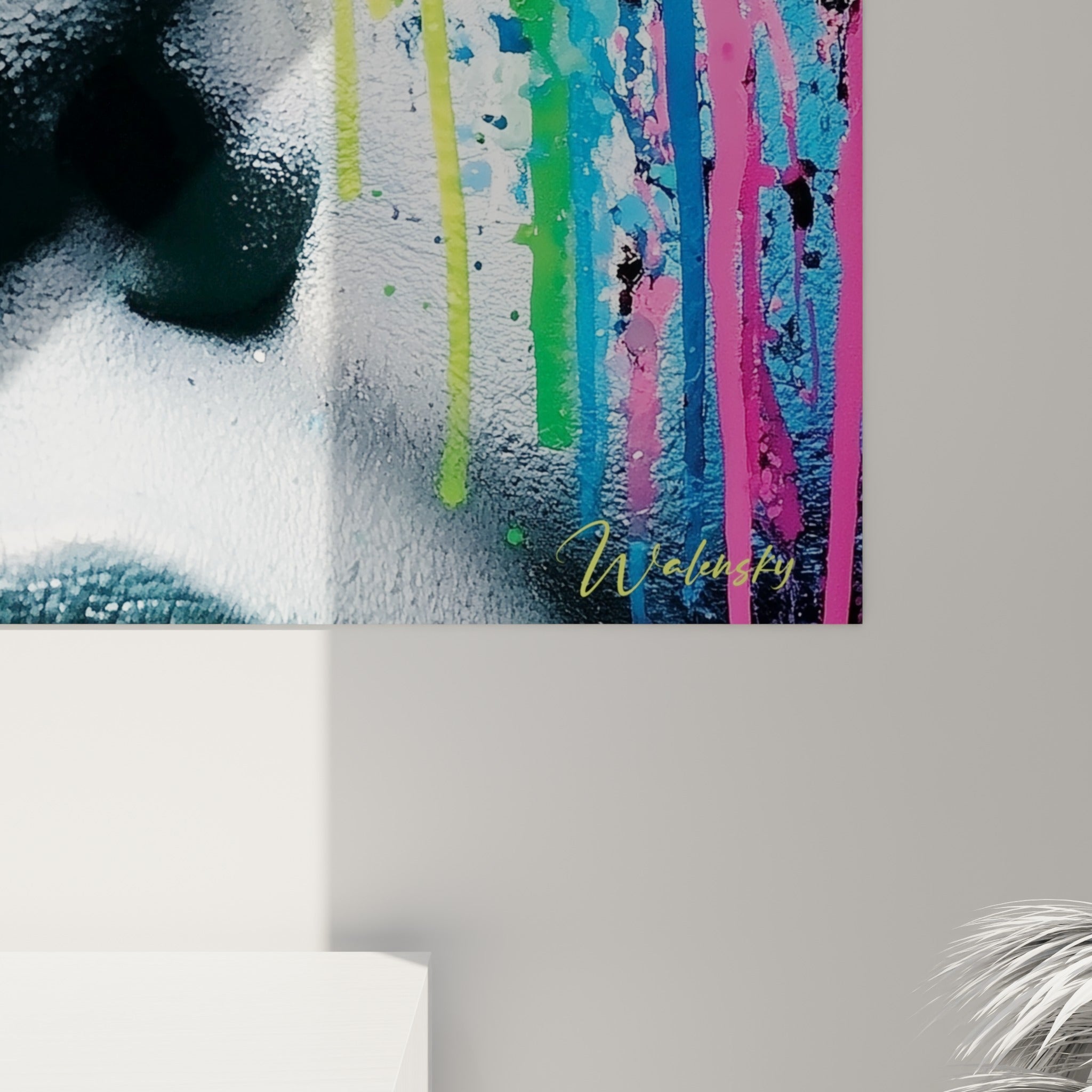 Détail des coulures jaunes et roses qui se mêlent sur la peau du visage abstrait, matière et grain visibles de près