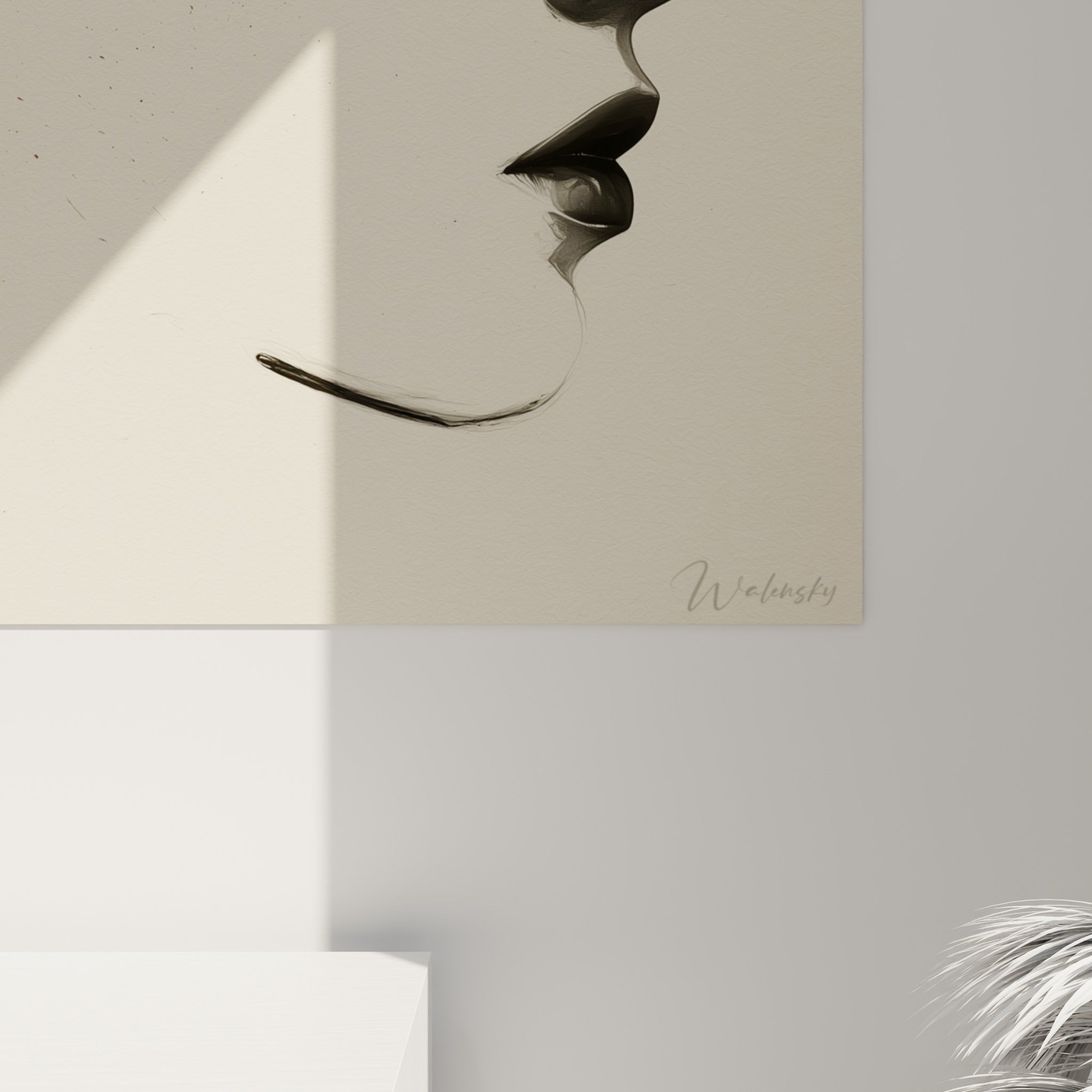 Détail des coulures noires et rouges sur toile crème révélant la matière et le grain de l'impression