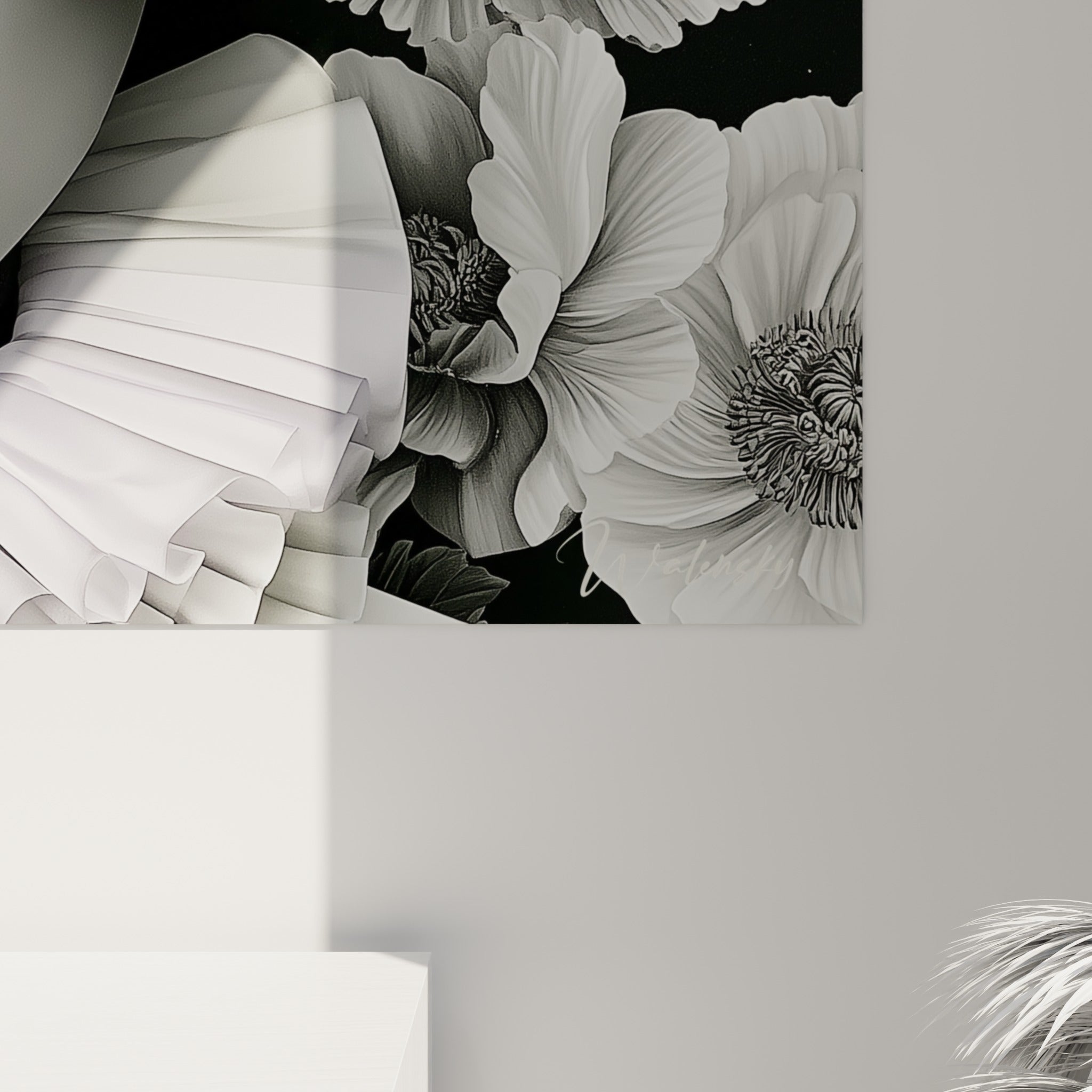 Détail du plissé blanc et du bandeau à motifs losanges noir et blanc, texture fine et lumière rasante