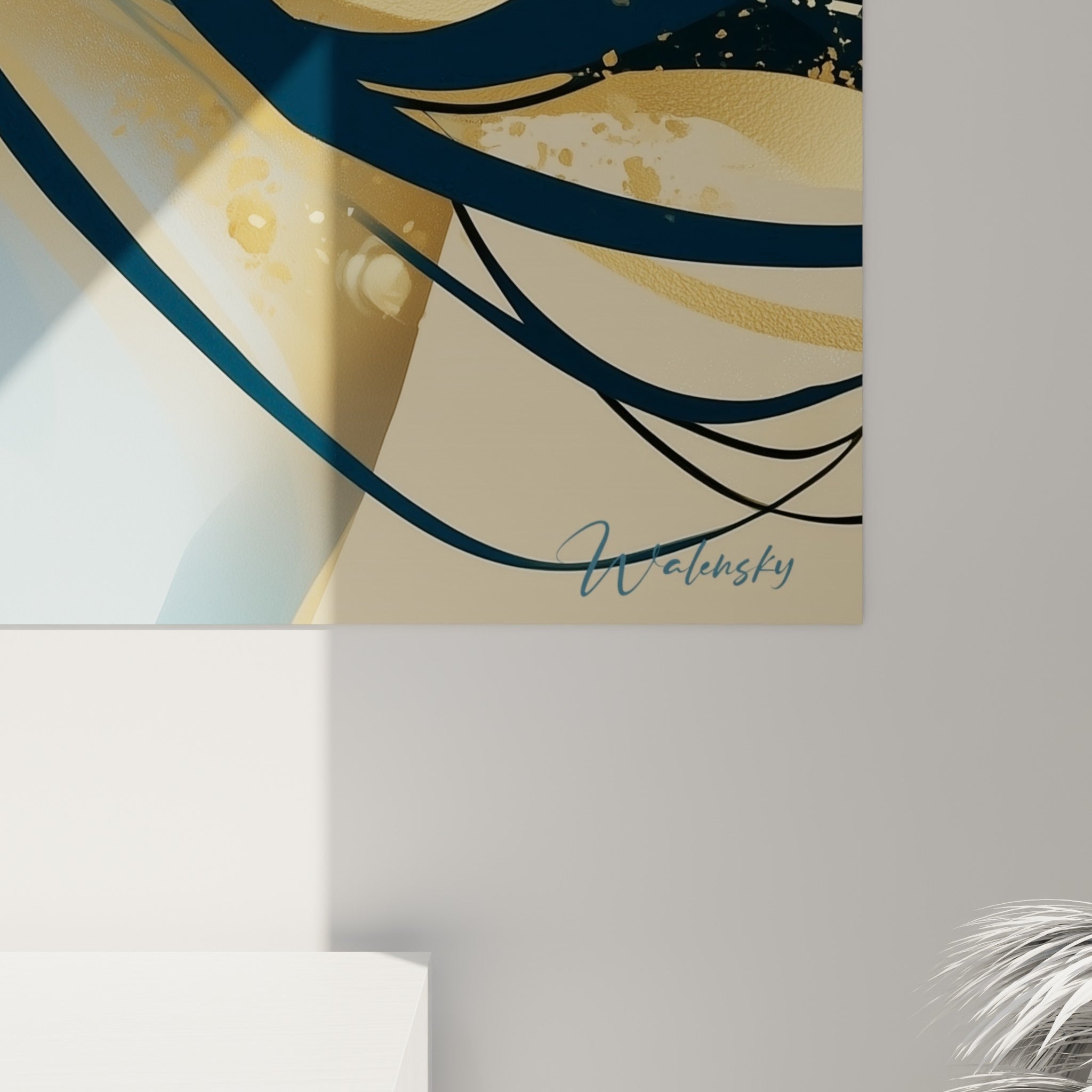 Détail des volutes dorées et bleu marine sur toile, grain lisse et reflets métalliques rapprochés