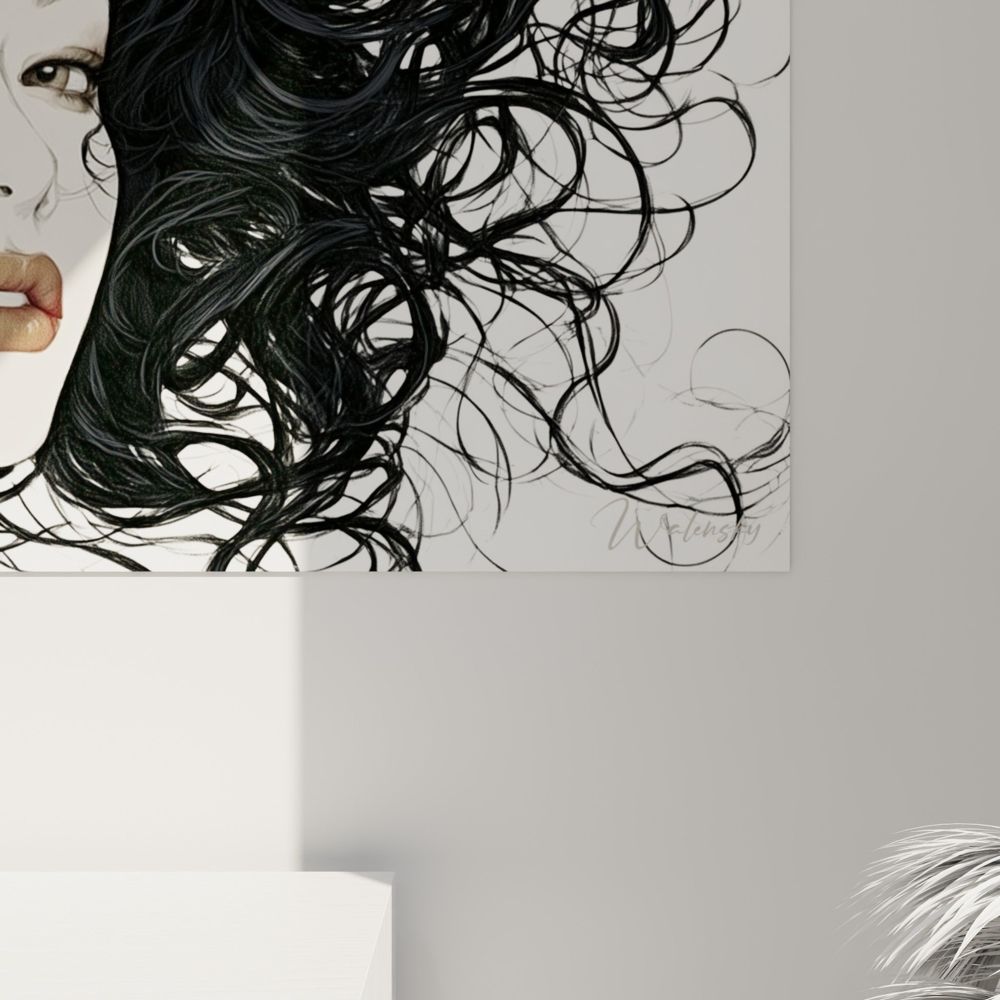 Détail du trait fin sur ce visage abstrait, mèches noires entrelacées, grain de l'impression et nuances de gris visibles