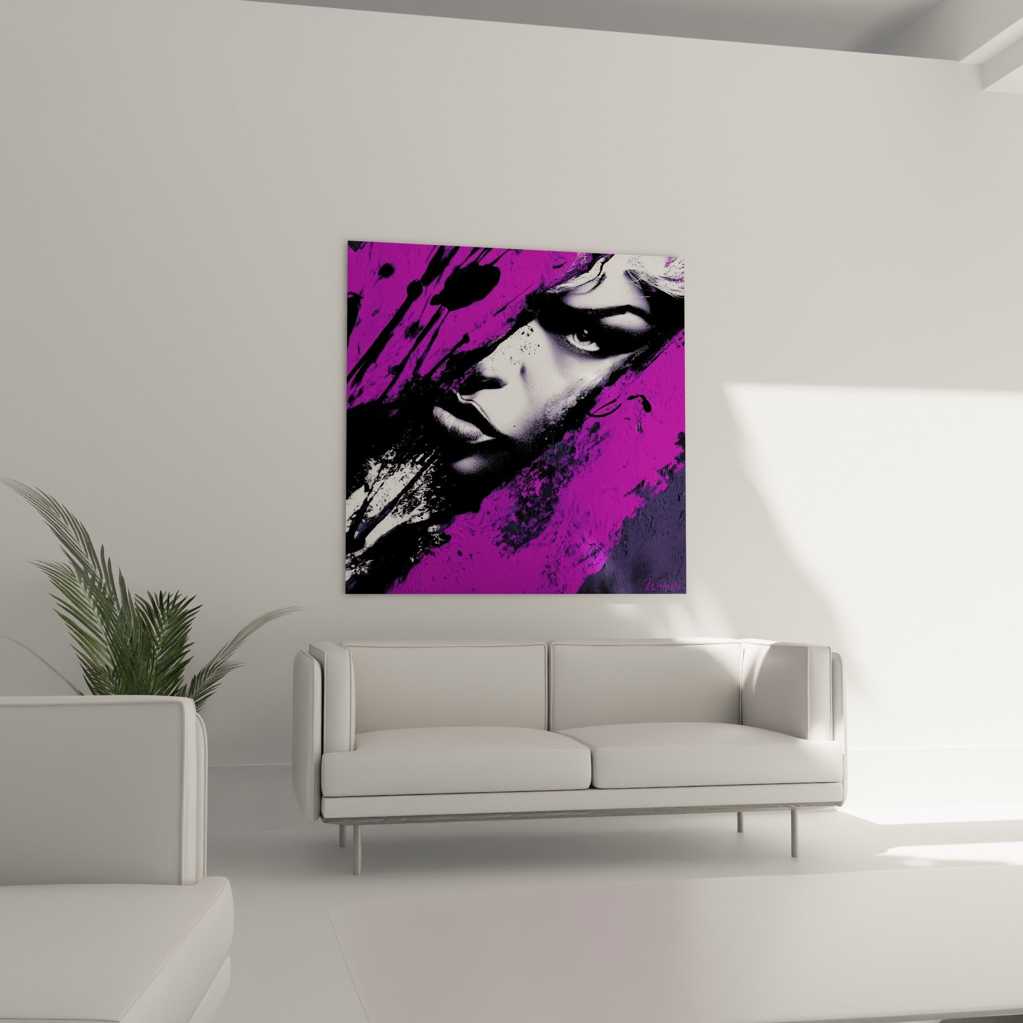 Portrait abstrait aux éclaboussures noires sur fond violet éclatant, suspendu au-dessus d'un canapé dans un salon lumineux
