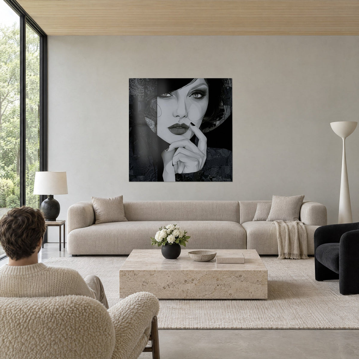Schilderij gezicht van een vrouw onder een zwarte hoed, rokerige blik en donkere nagels, parelgrijs en zwart, boven een bank in een lichte woonkamer