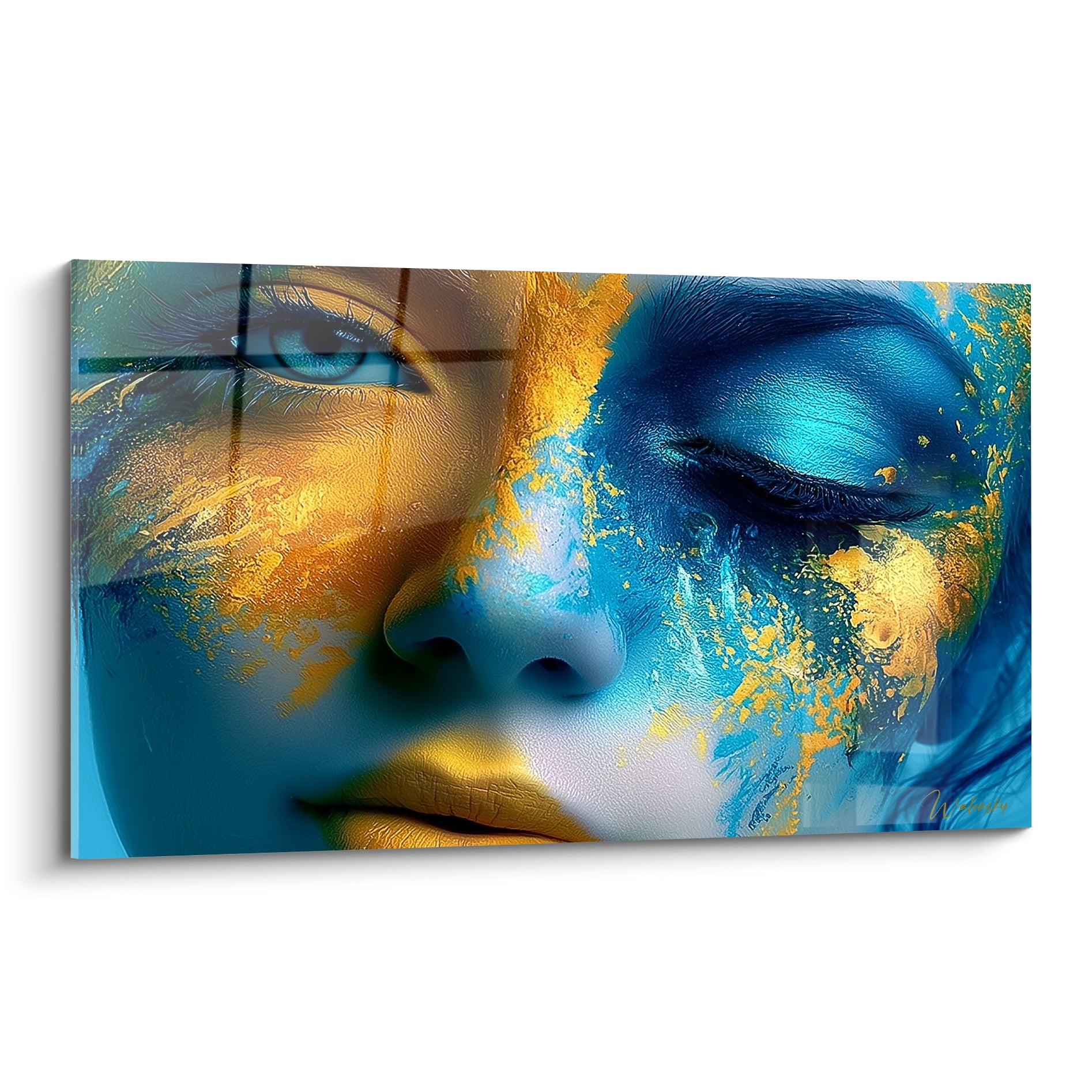 Visage abstrait mi-doré mi-bleu marine, éclaboussures turquoise et or sur la joue