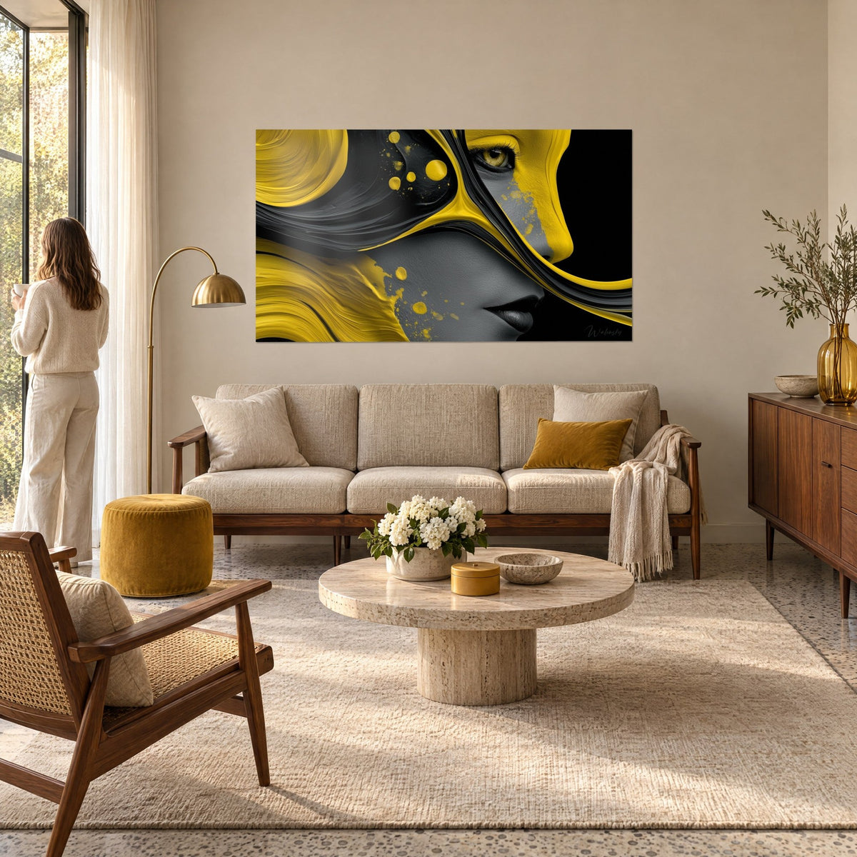 Cuadro retrato abstracto con regueros amarillo mostaza y negro, ojo ámbar, gotas salpicadas, encima de un sofá en un salón luminoso