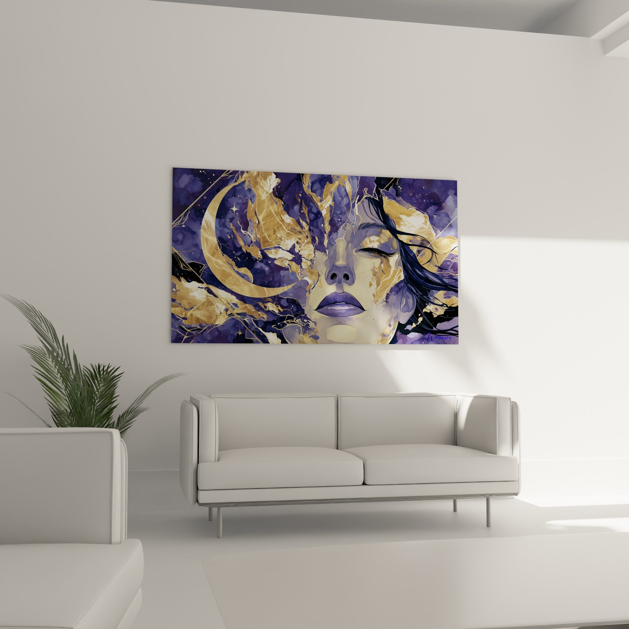 Figure féminine bleu indigo et or, cheveux fondus dans la matière, au-dessus d'un canapé dans un salon lumineux