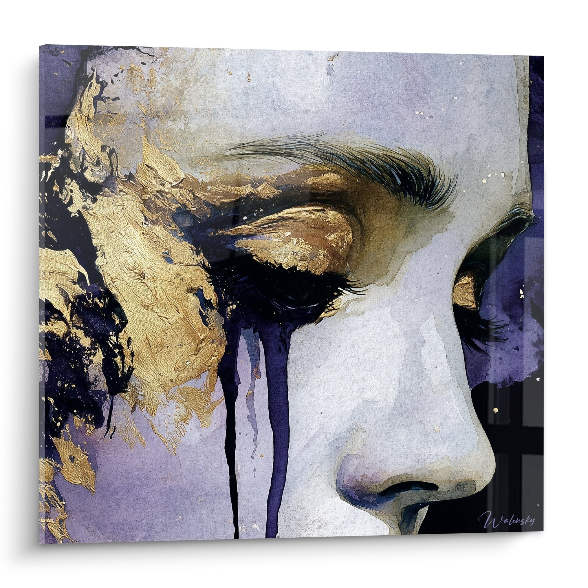 Visage abstrait aux paupières closes, matière dorée et coulures violettes sur fond lilas