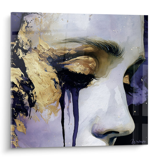 Visage abstrait aux paupières closes, matière dorée et coulures violettes sur fond lilas
