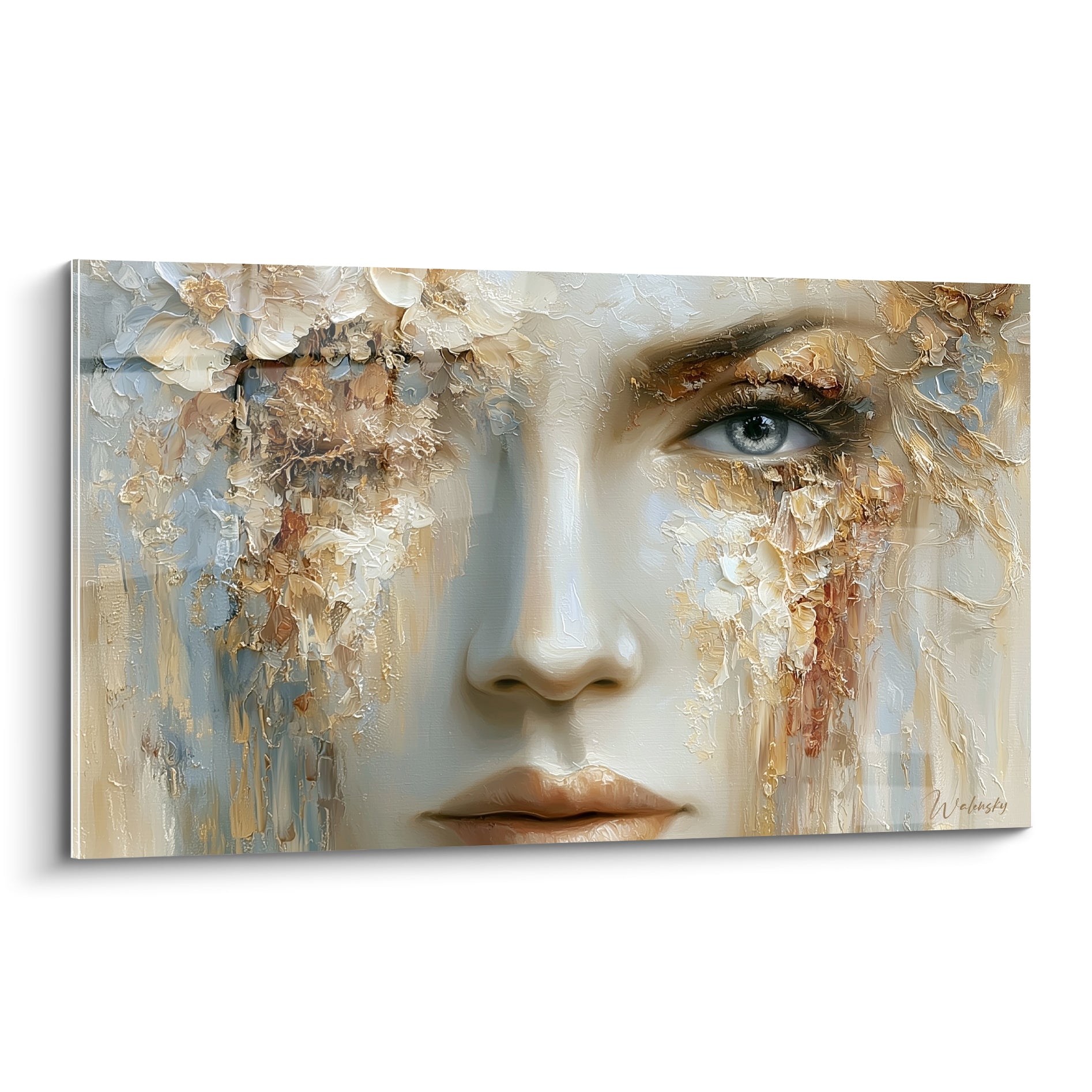 Visage abstrait doré aux pétales blancs et beige, œil bleu perçant, texture en empâtement épais