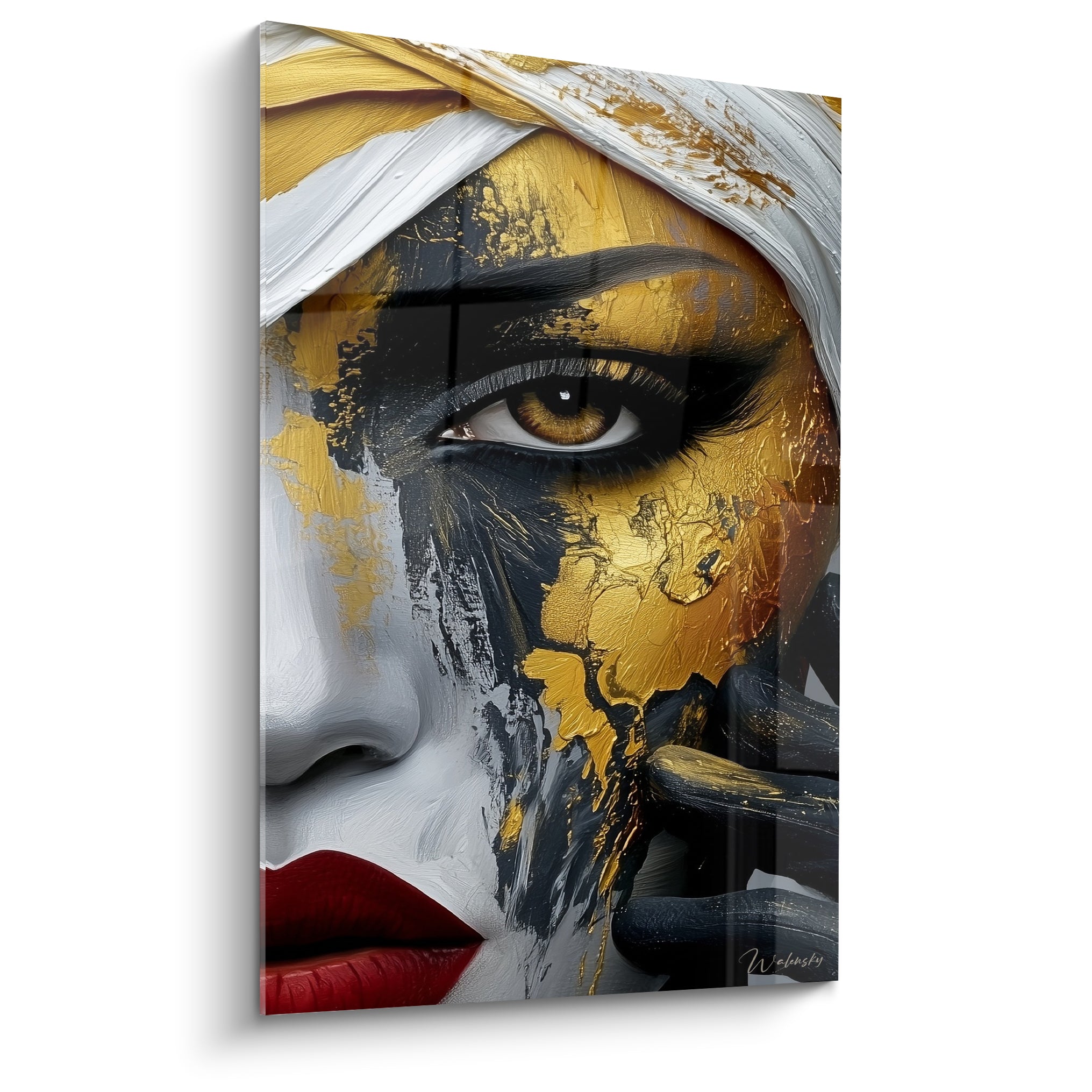 Visage abstrait doré et anthracite, regard ambré intense, lèvres rouge vif, foulard blanc drapé