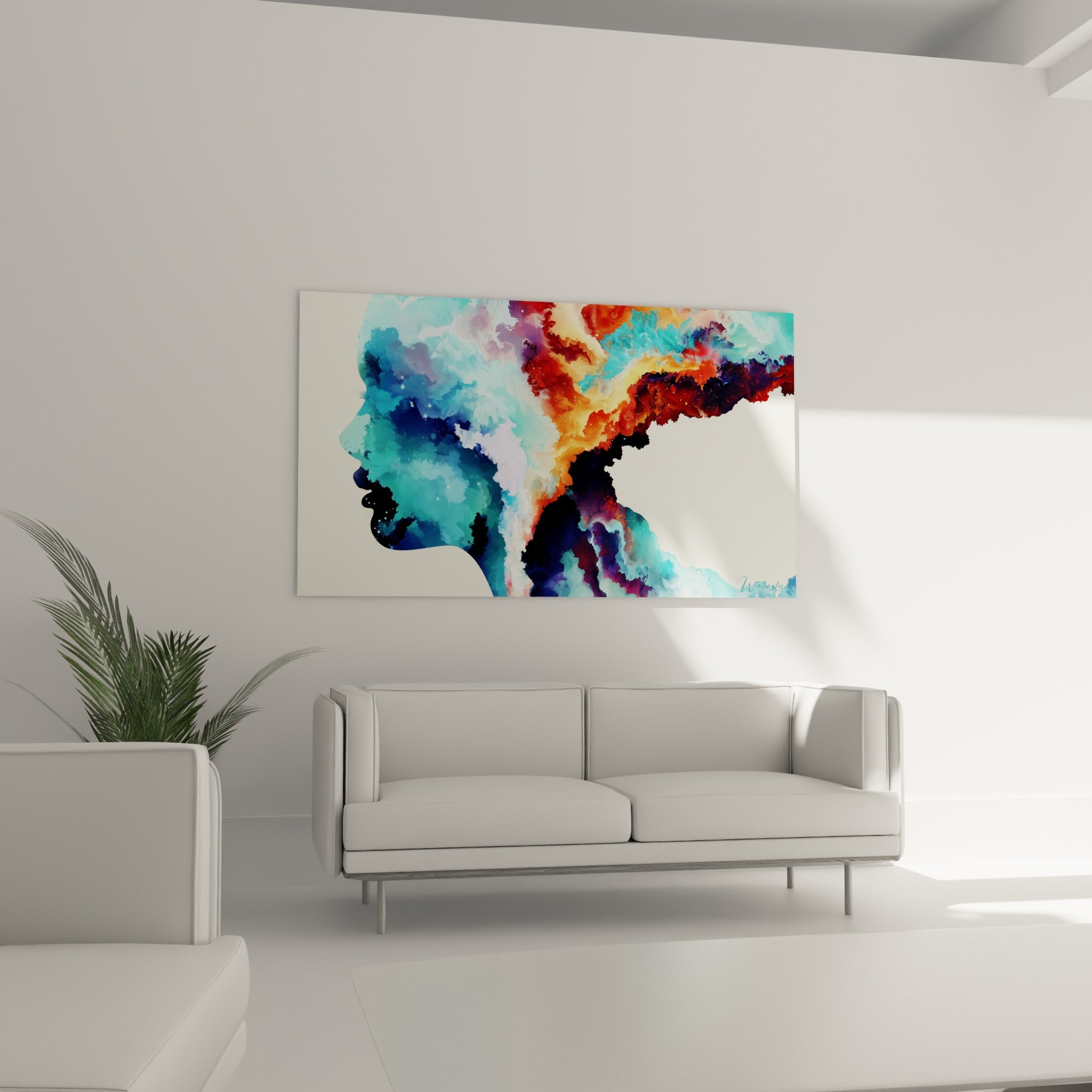 Silhouette turquoise et dorée du visage abstrait suspendue au-dessus d'un canapé dans un salon lumineux.